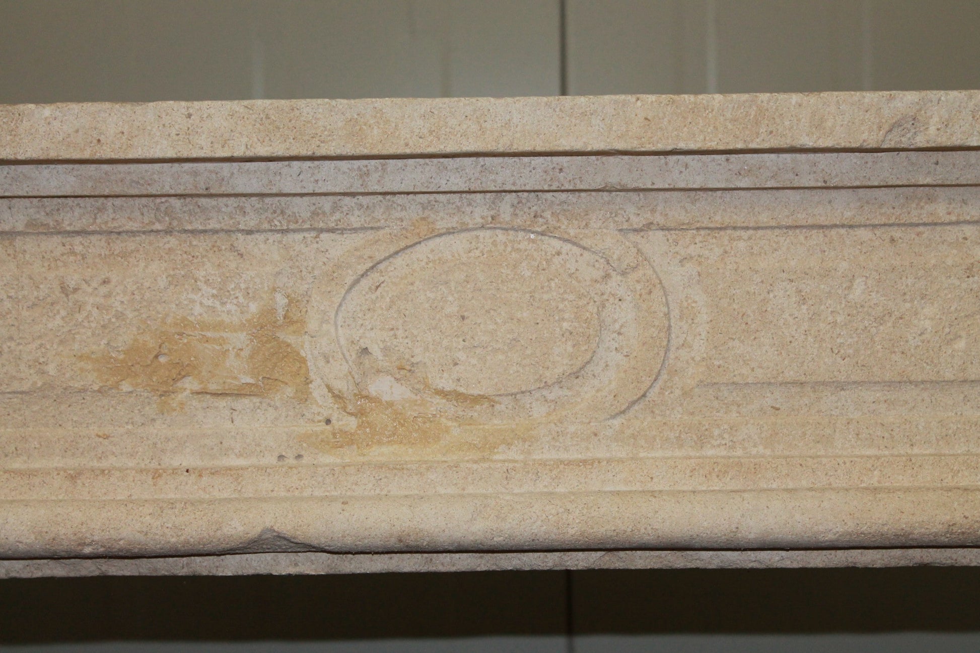 Dettaglio antico camino in pietra calcarea piccolo