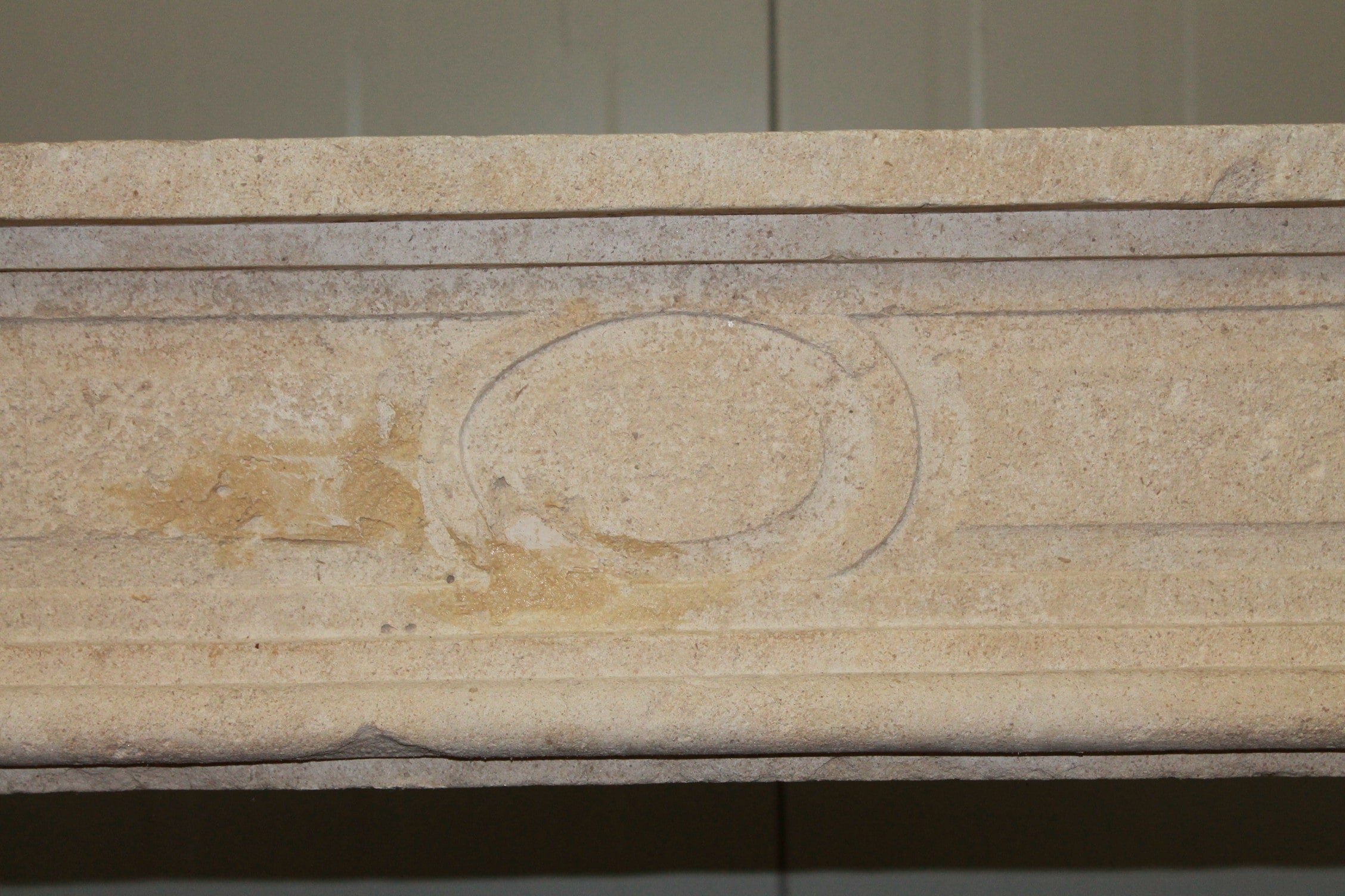 Dettaglio antico camino in pietra calcarea piccolo