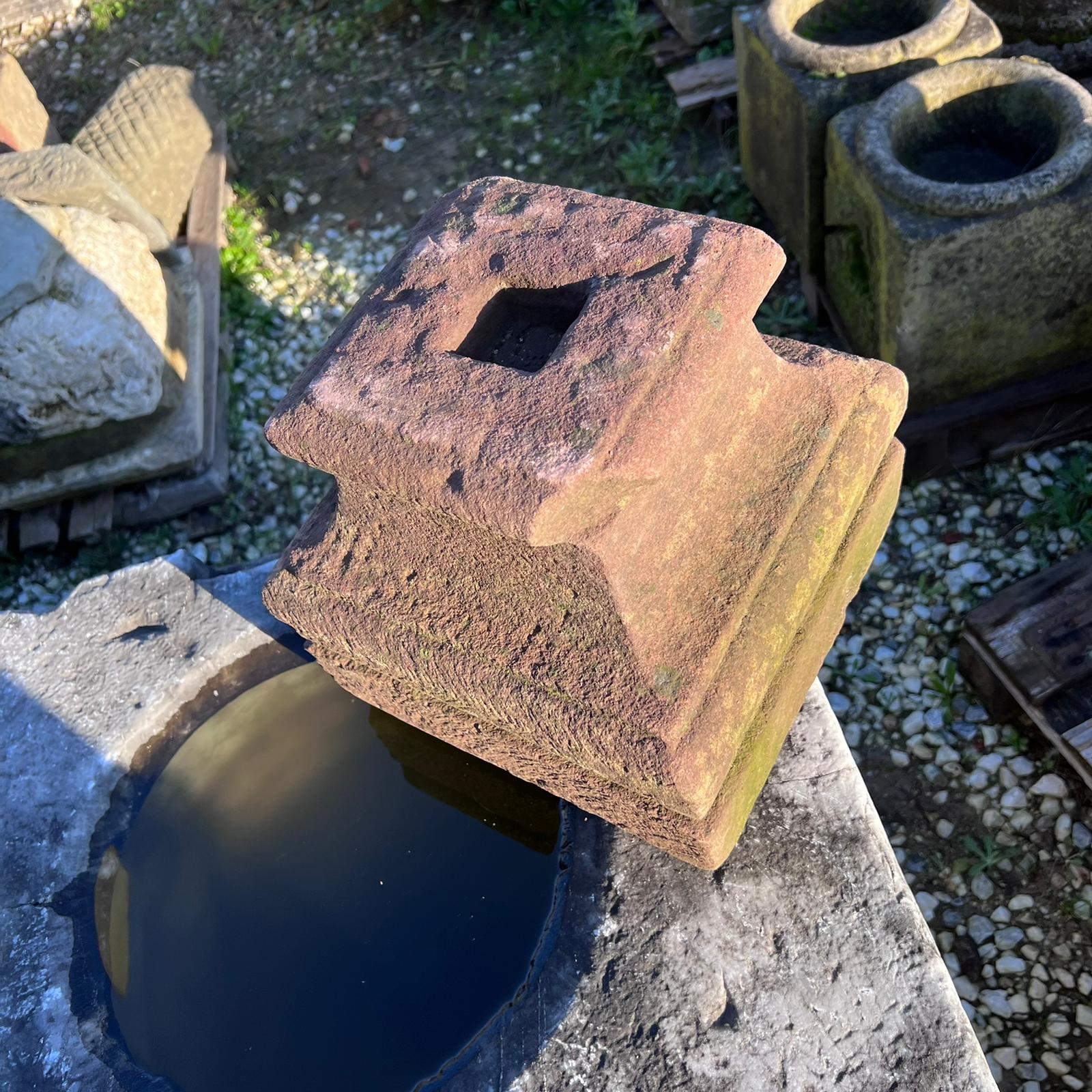 Dettaglio antico capitello in pietra 