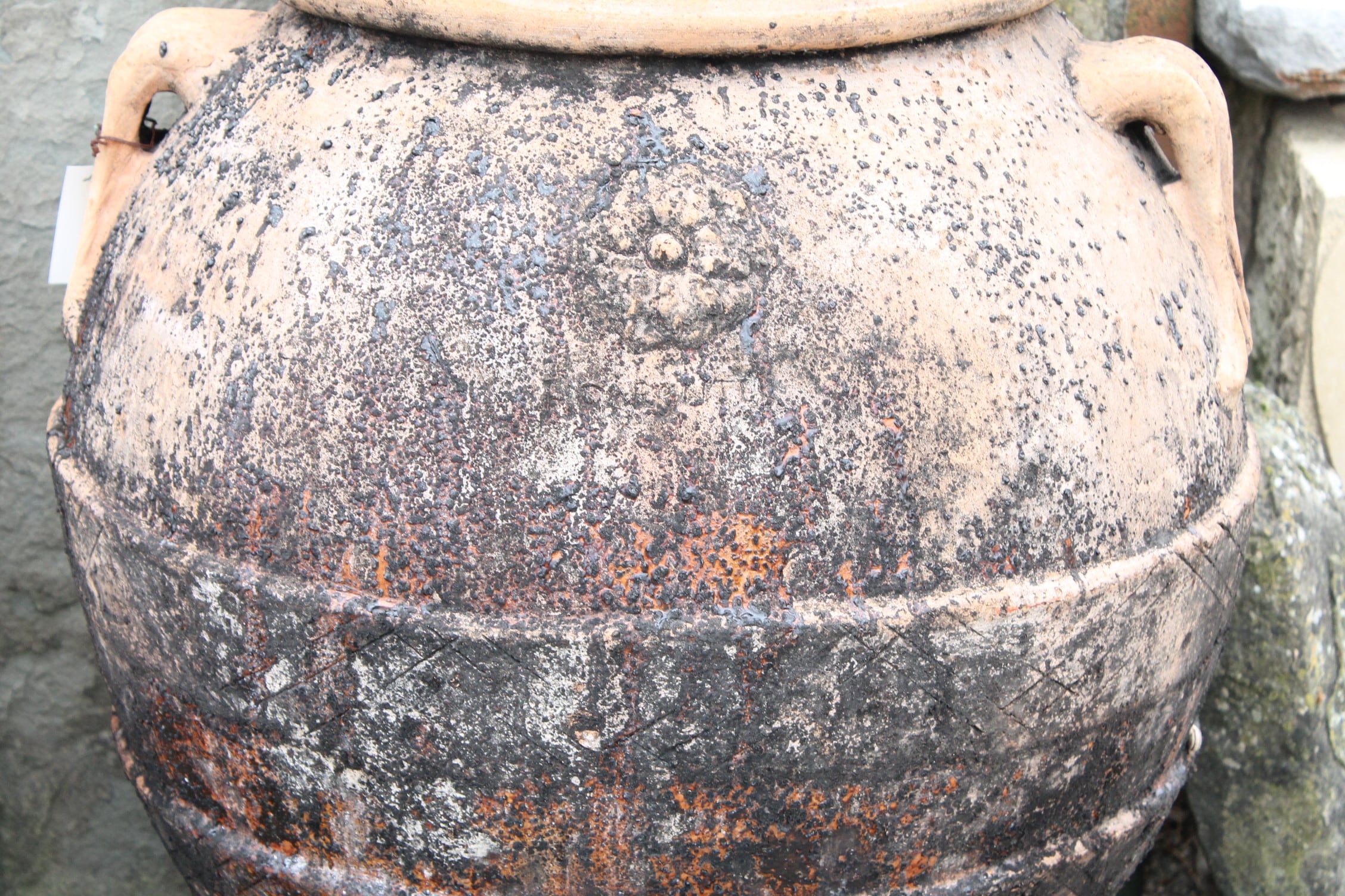 Dettaglio bocca orcio di terracotta 