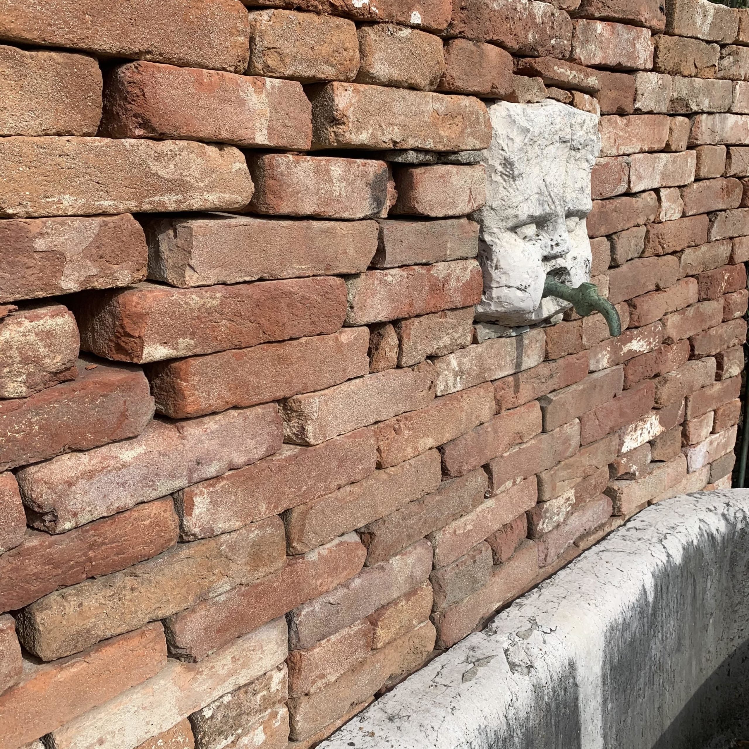 Dettaglio bocchettone in pietra 