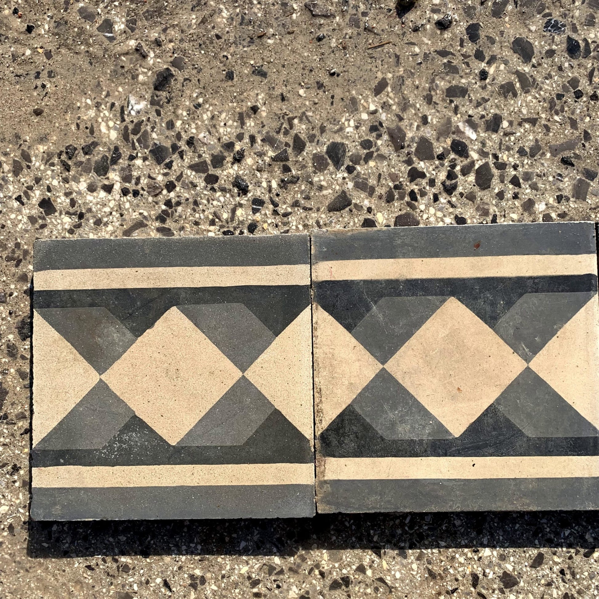 Dettaglio bordo cementina nera e bianca 