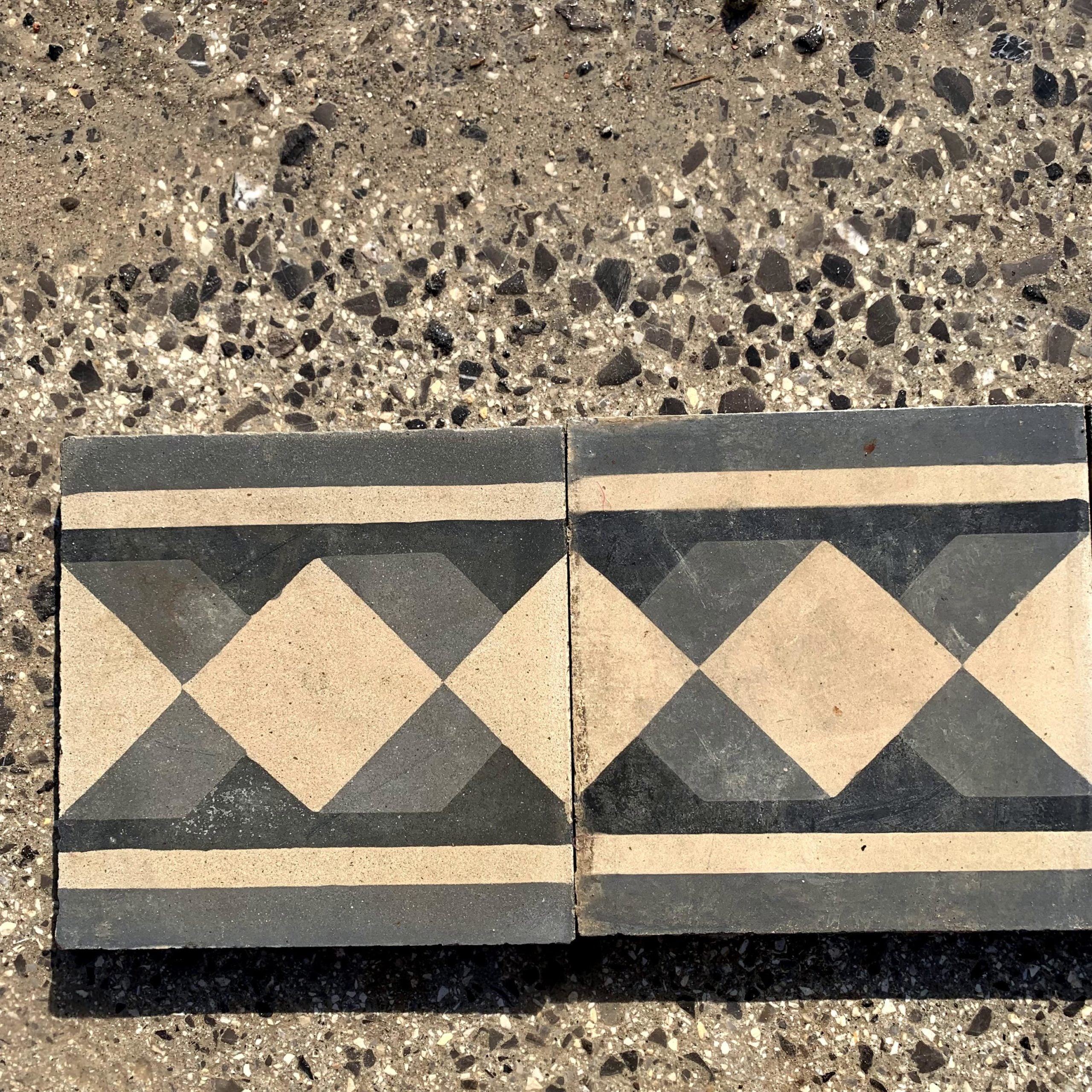 Dettaglio bordo cementina nera e bianca 