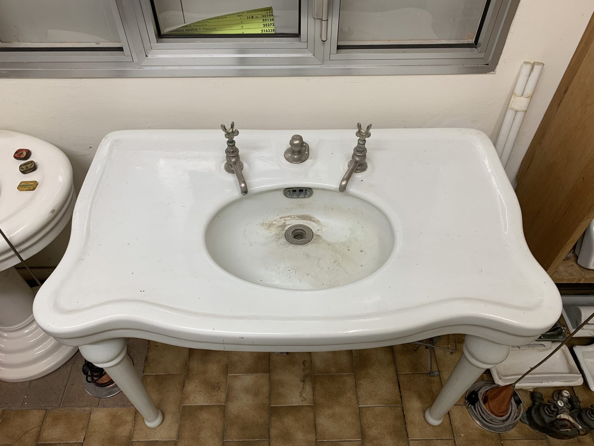 Dettaglio buca lavandino in ceramica