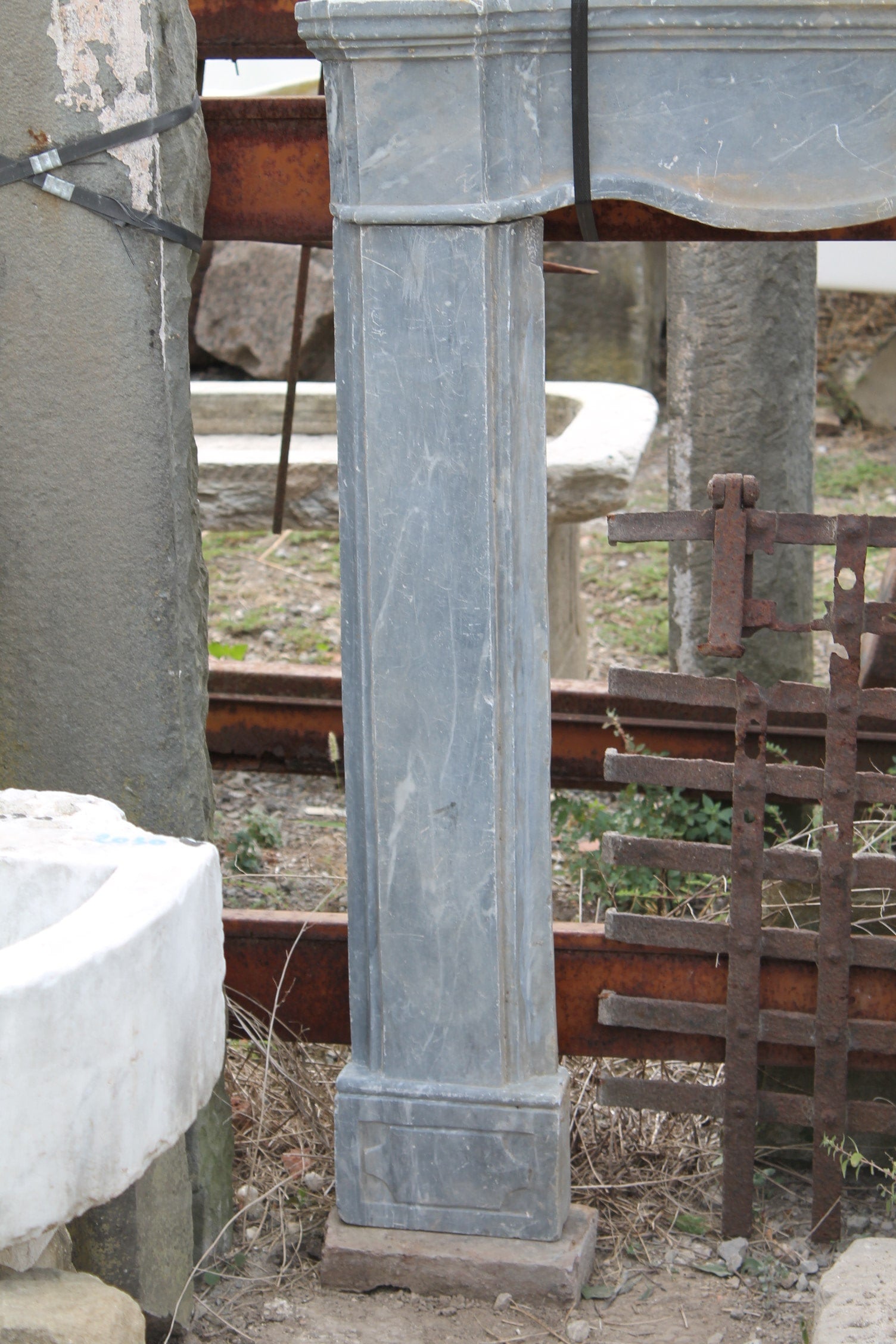 Dettaglio camino in marmo antico 