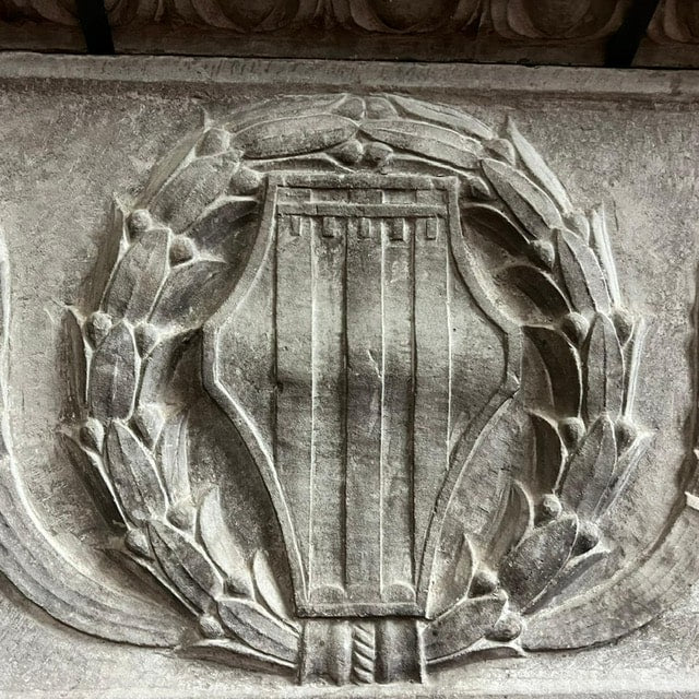 Dettaglio camino in pietra serena 