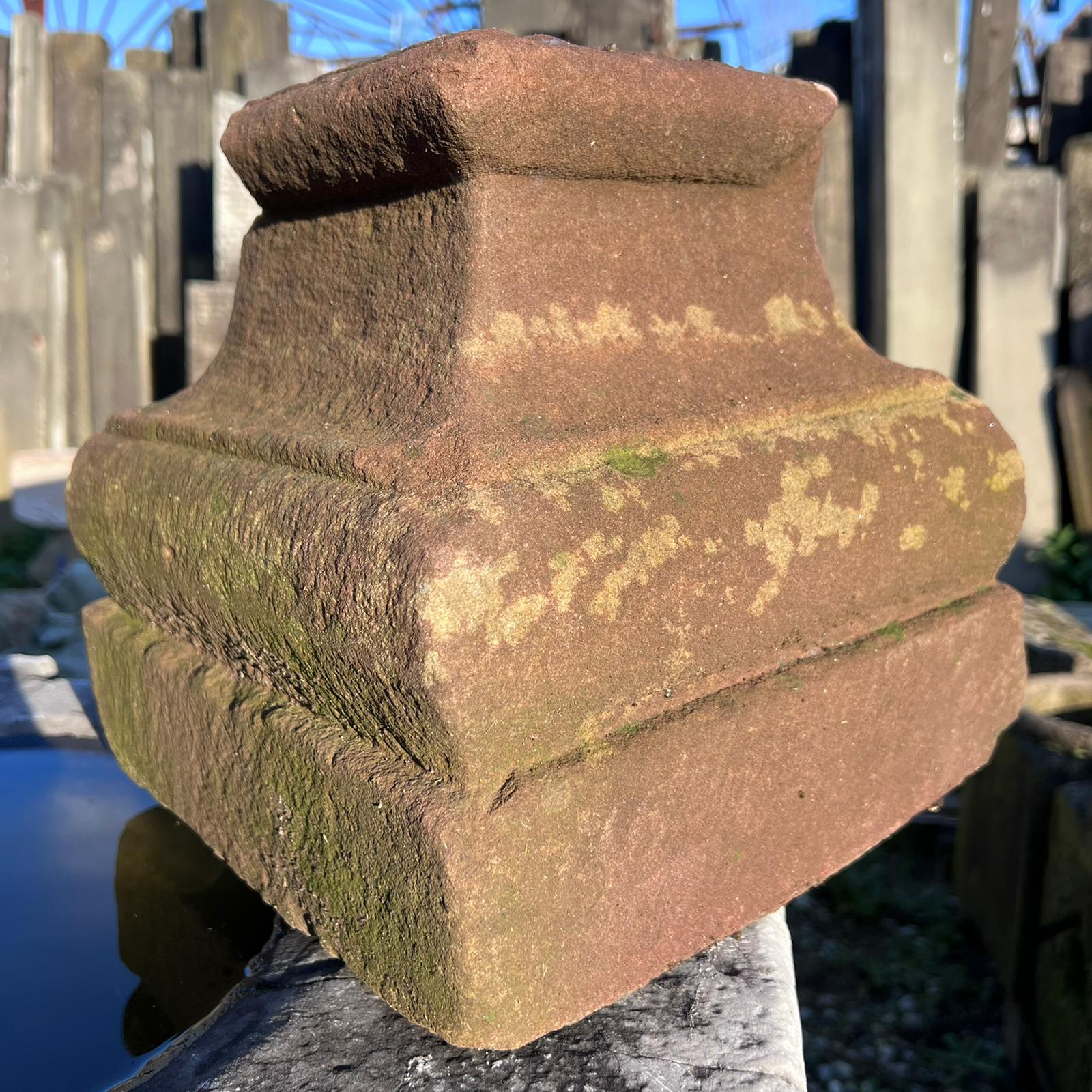 Dettaglio capitello in pietra 