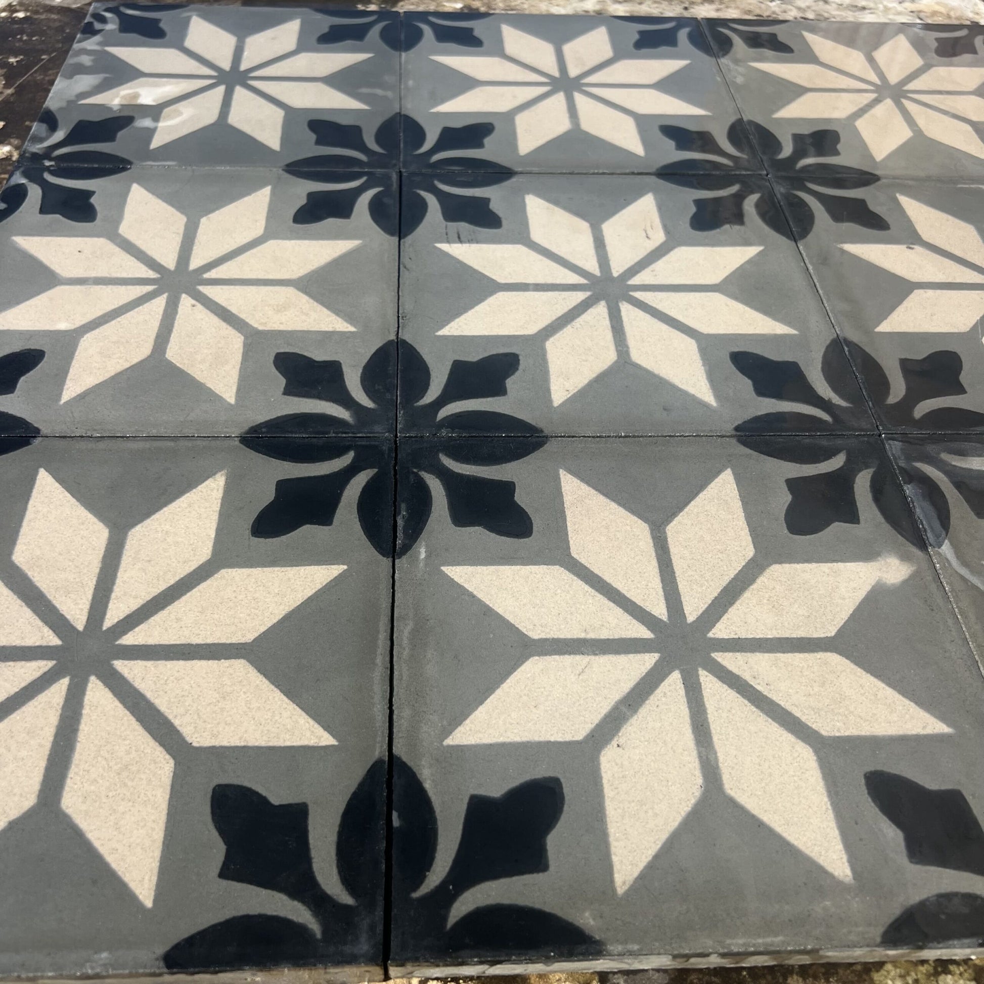Dettaglio cementine nere e bianche 