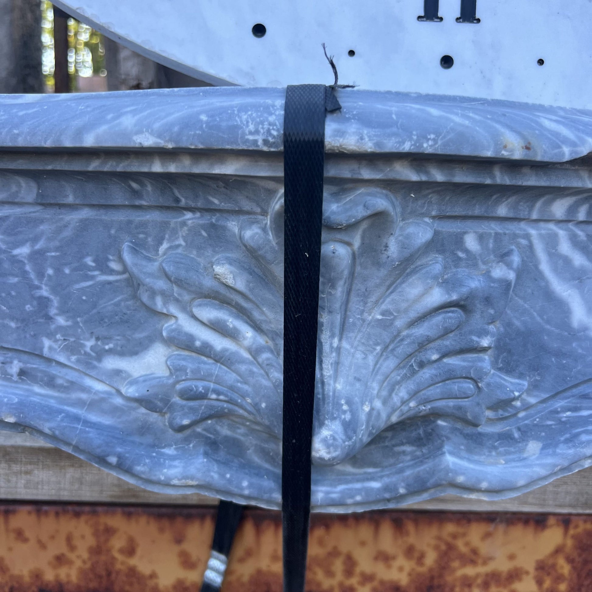 Dettaglio centrale camino in marmo 