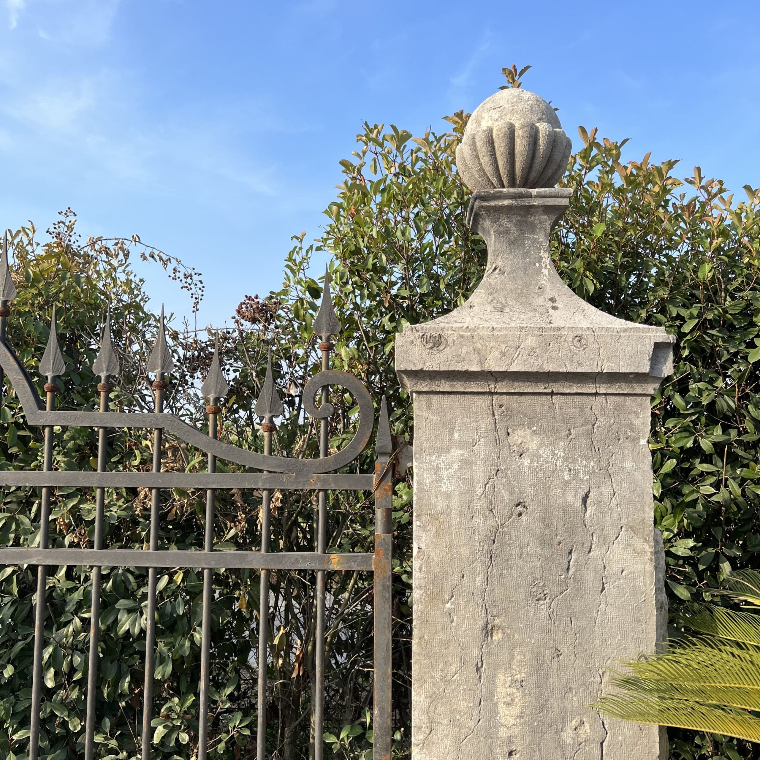 Dettaglio colonne in pietra da cancello 