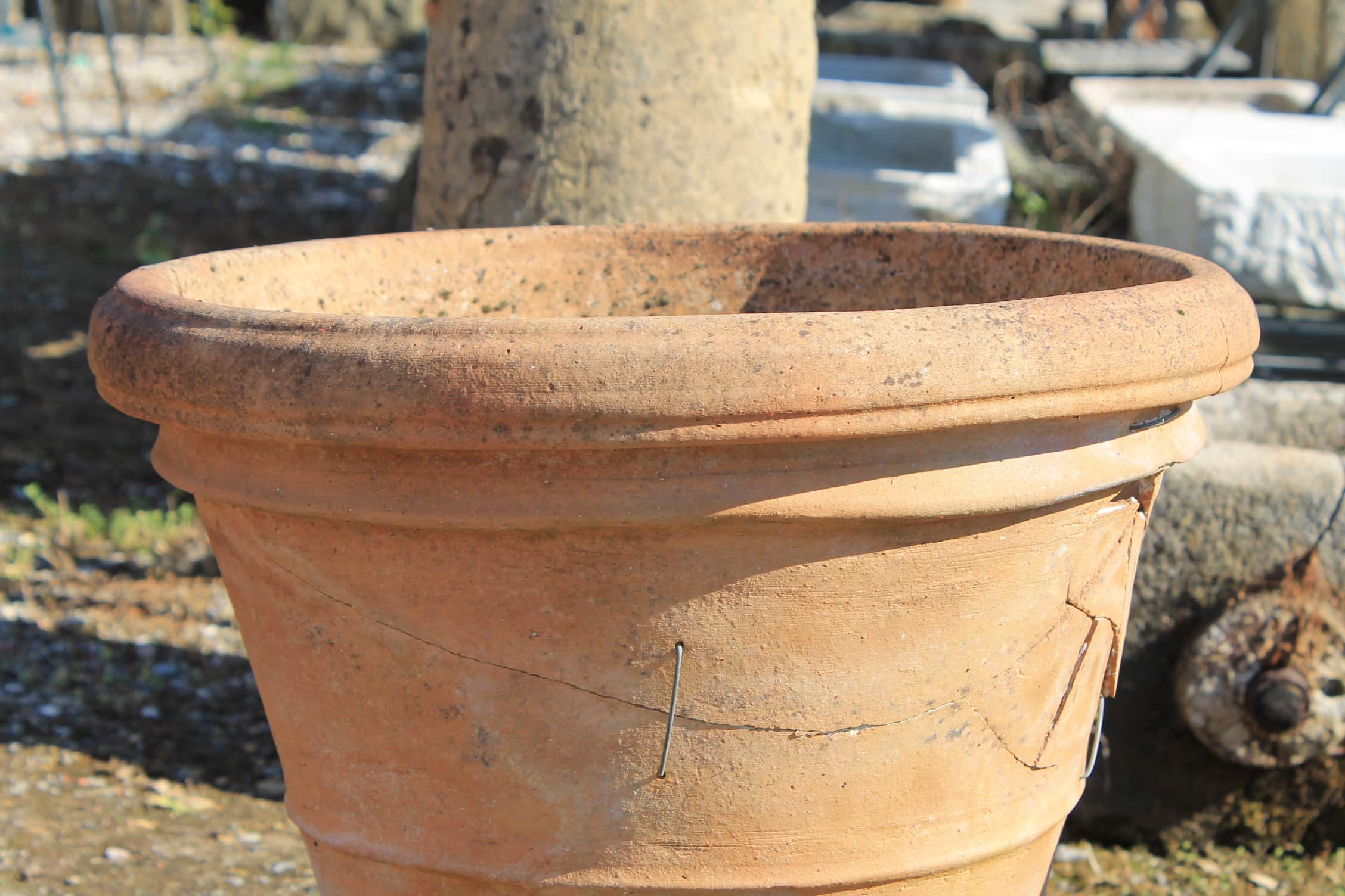 Dettaglio conca di terracotta semplice 