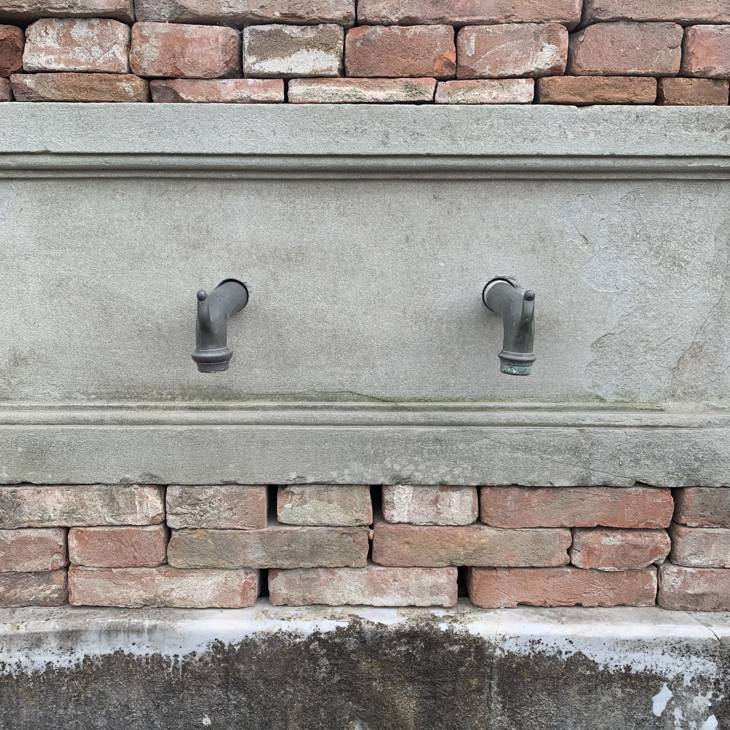 Dettaglio fontana a muro in marmo bianco 