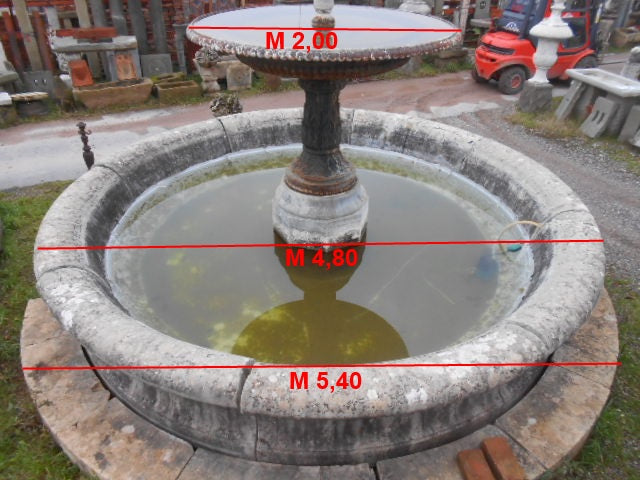 Dettaglio fontana di pietra antica 