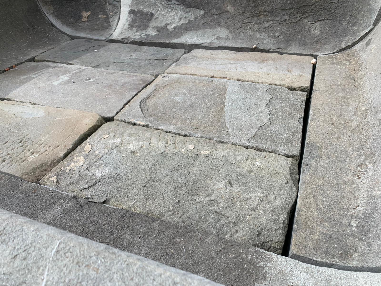 Dettaglio fontana di pietra vecchia 