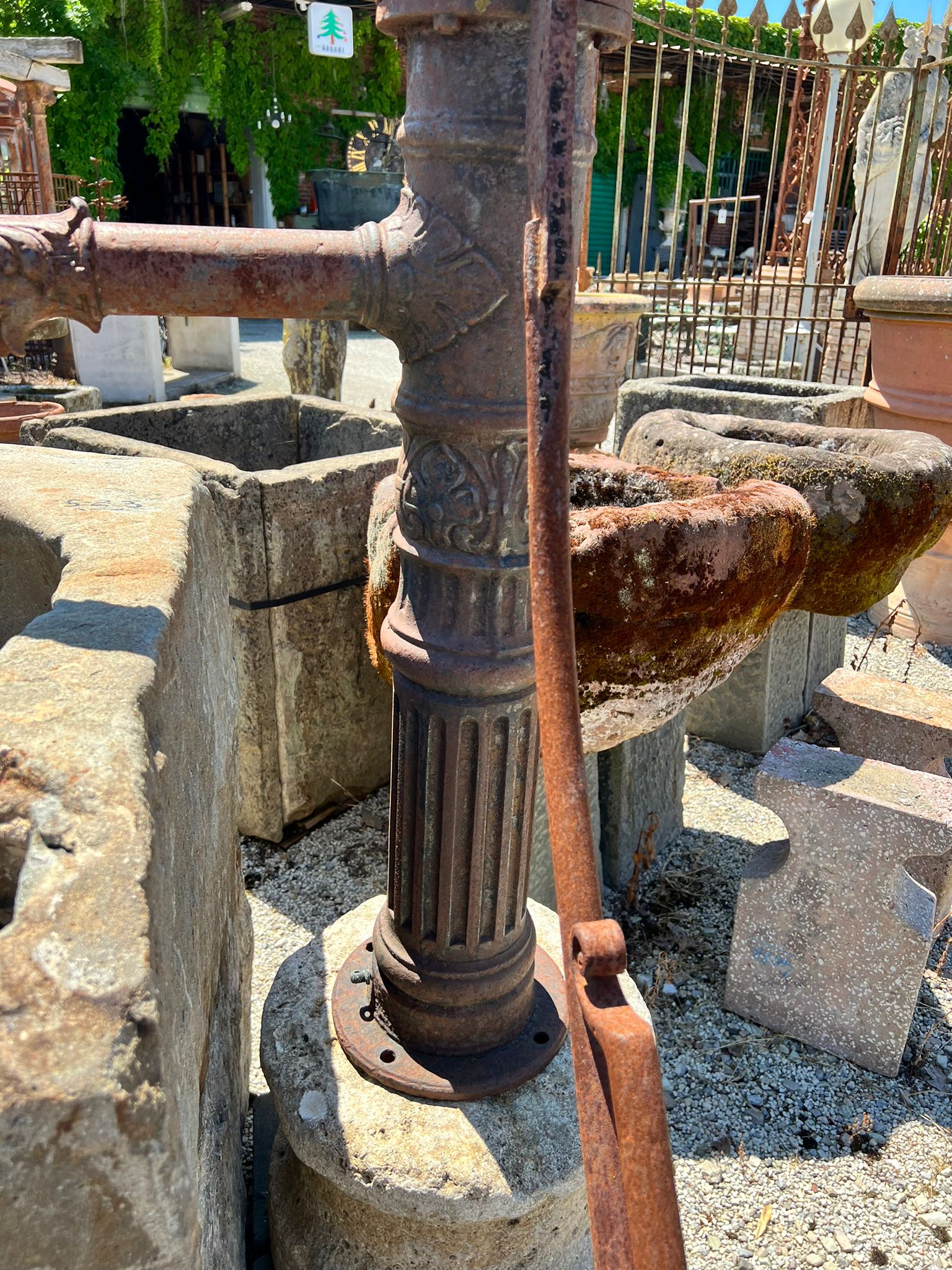 Dettaglio fontana in ghisa vecchia 