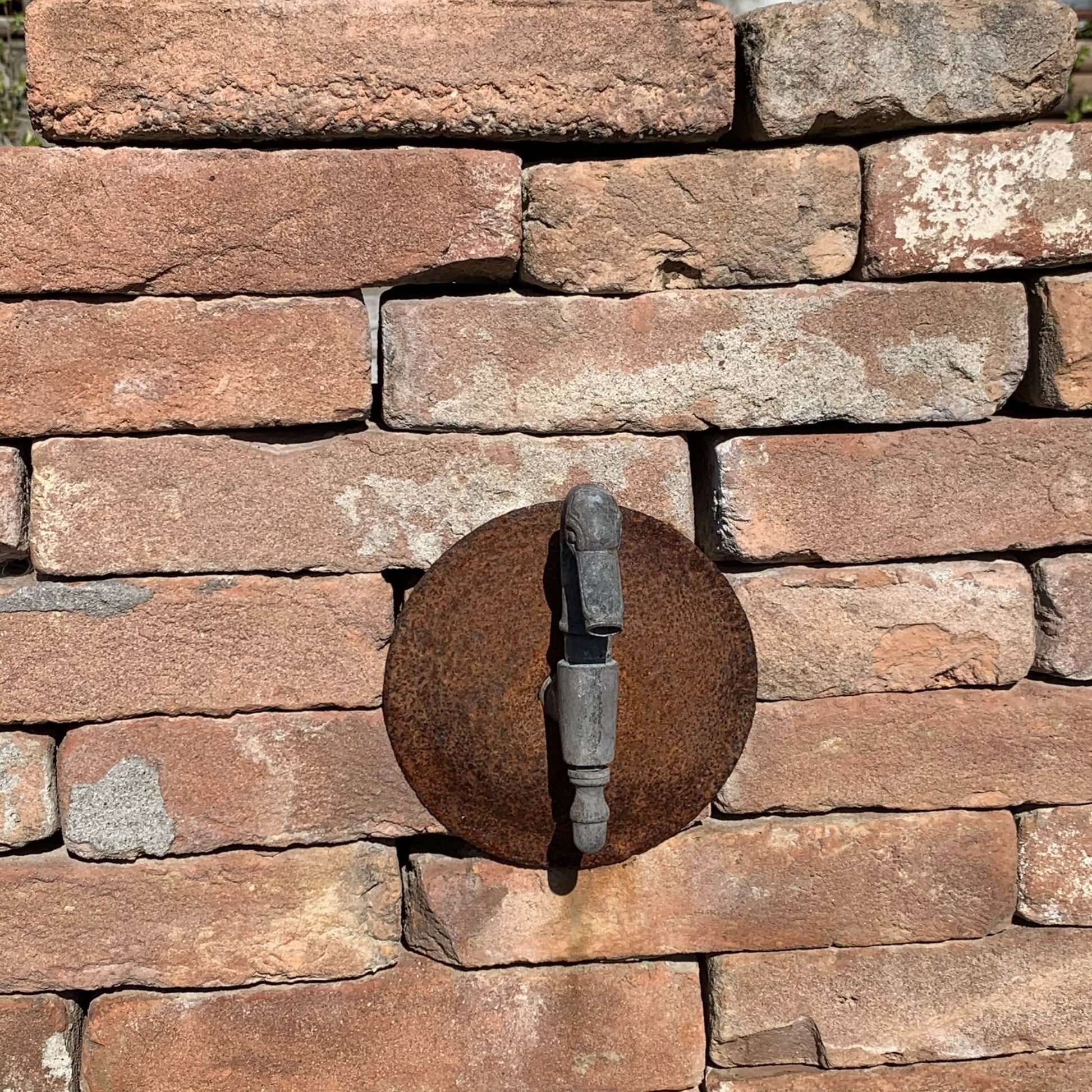 Dettaglio fontana in pietra bocchettone 