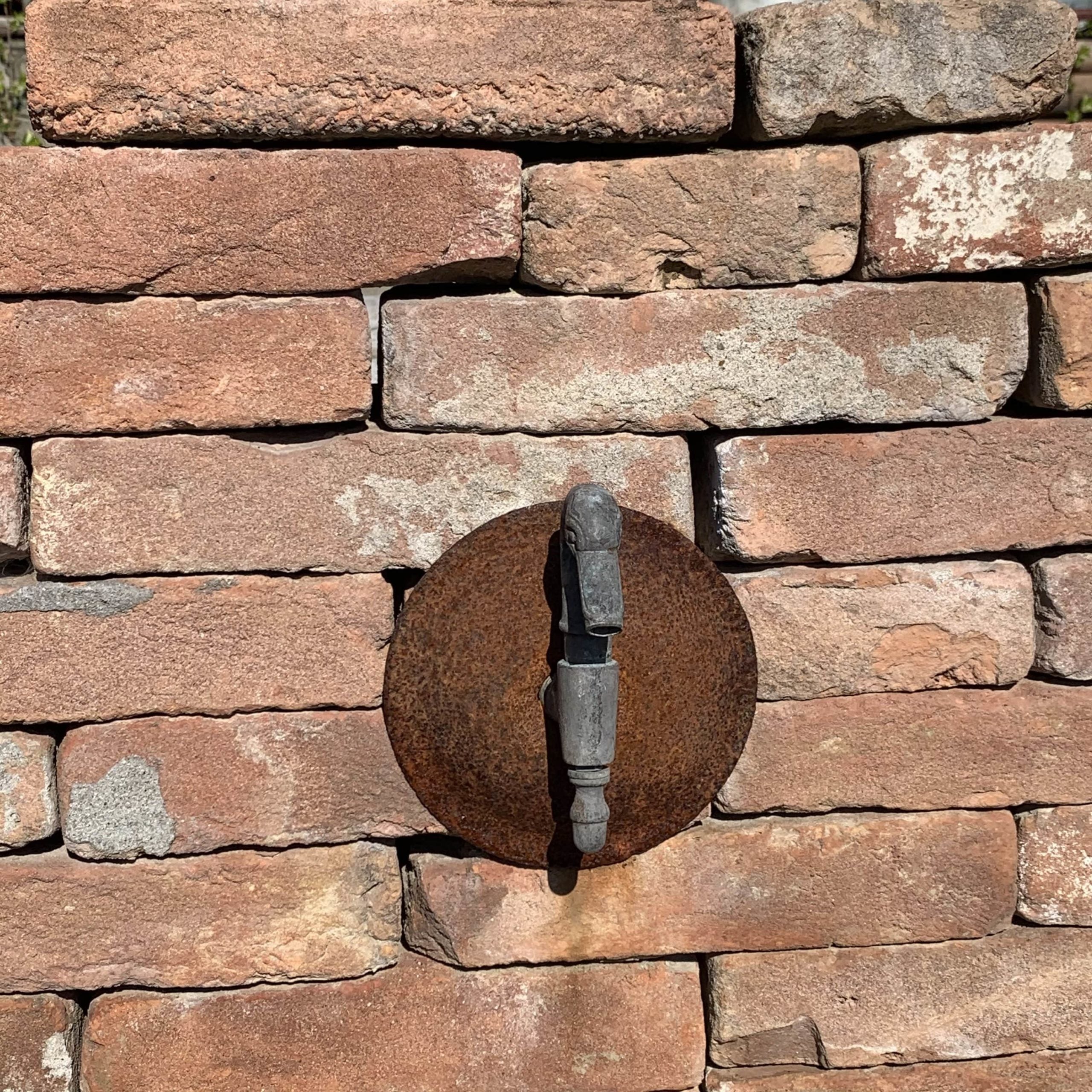 Dettaglio fontana in pietra bocchettone 