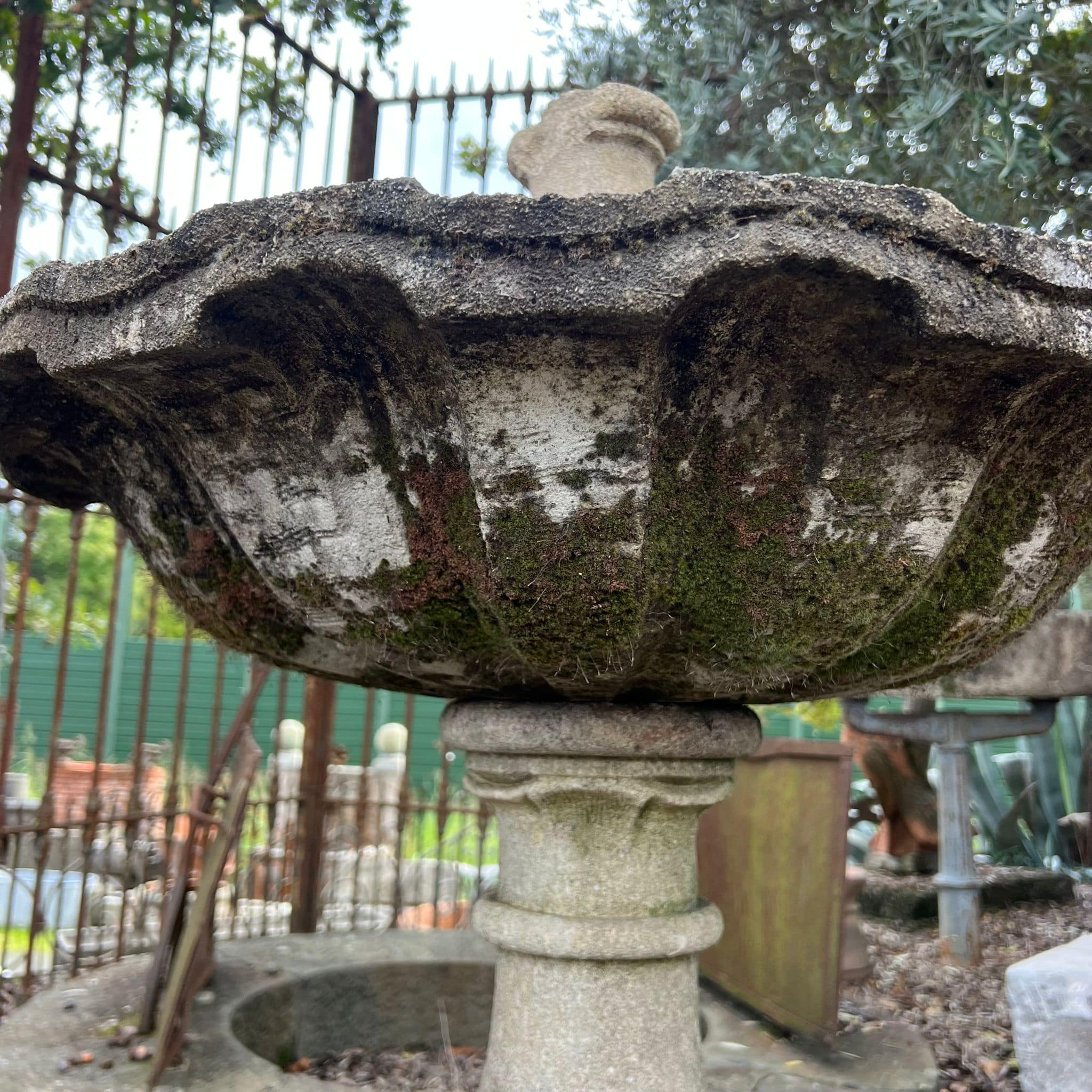 Dettaglio fontana in pietra di vicenza  