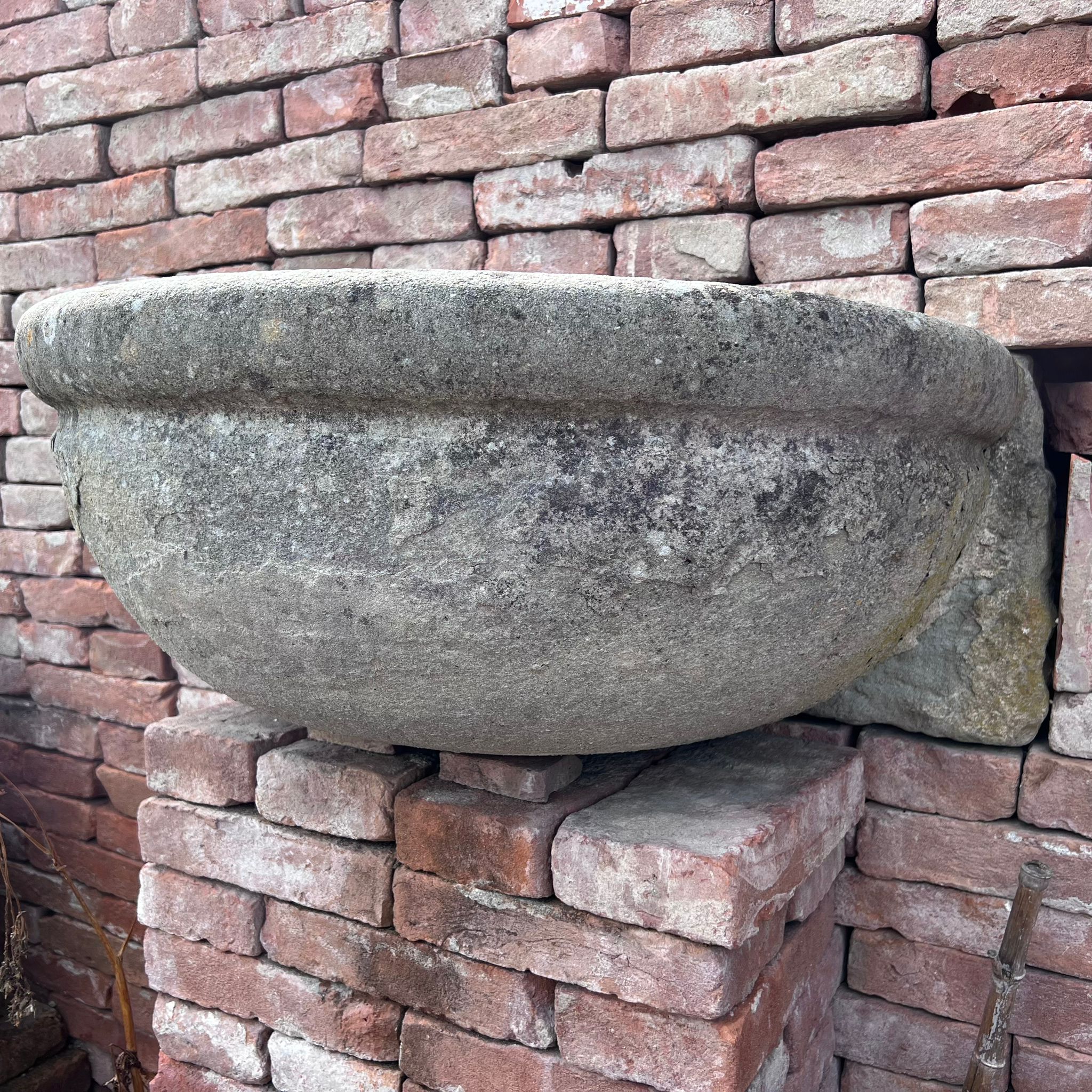 Dettaglio fontana in pietra 