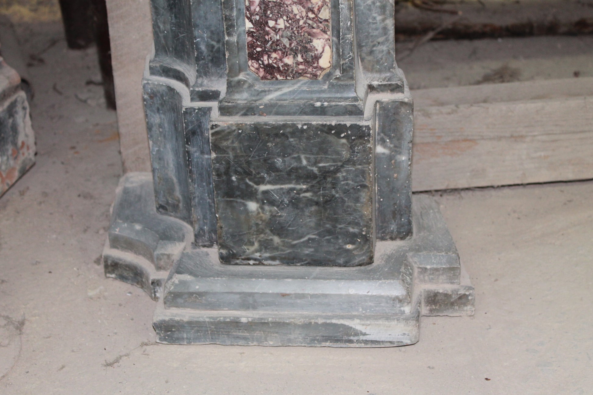 Dettaglio gamba marmo bardiglio