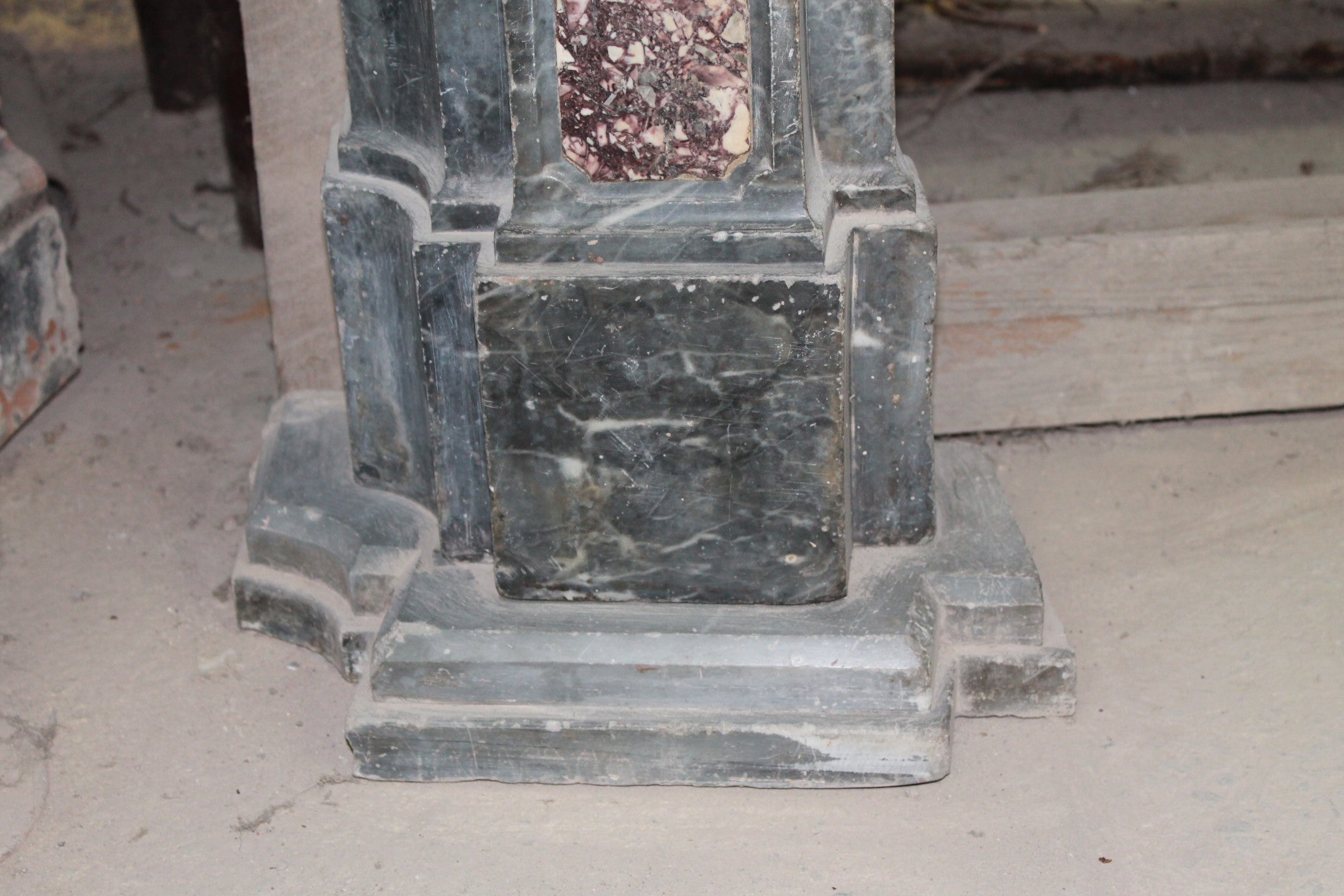 Dettaglio gamba marmo bardiglio