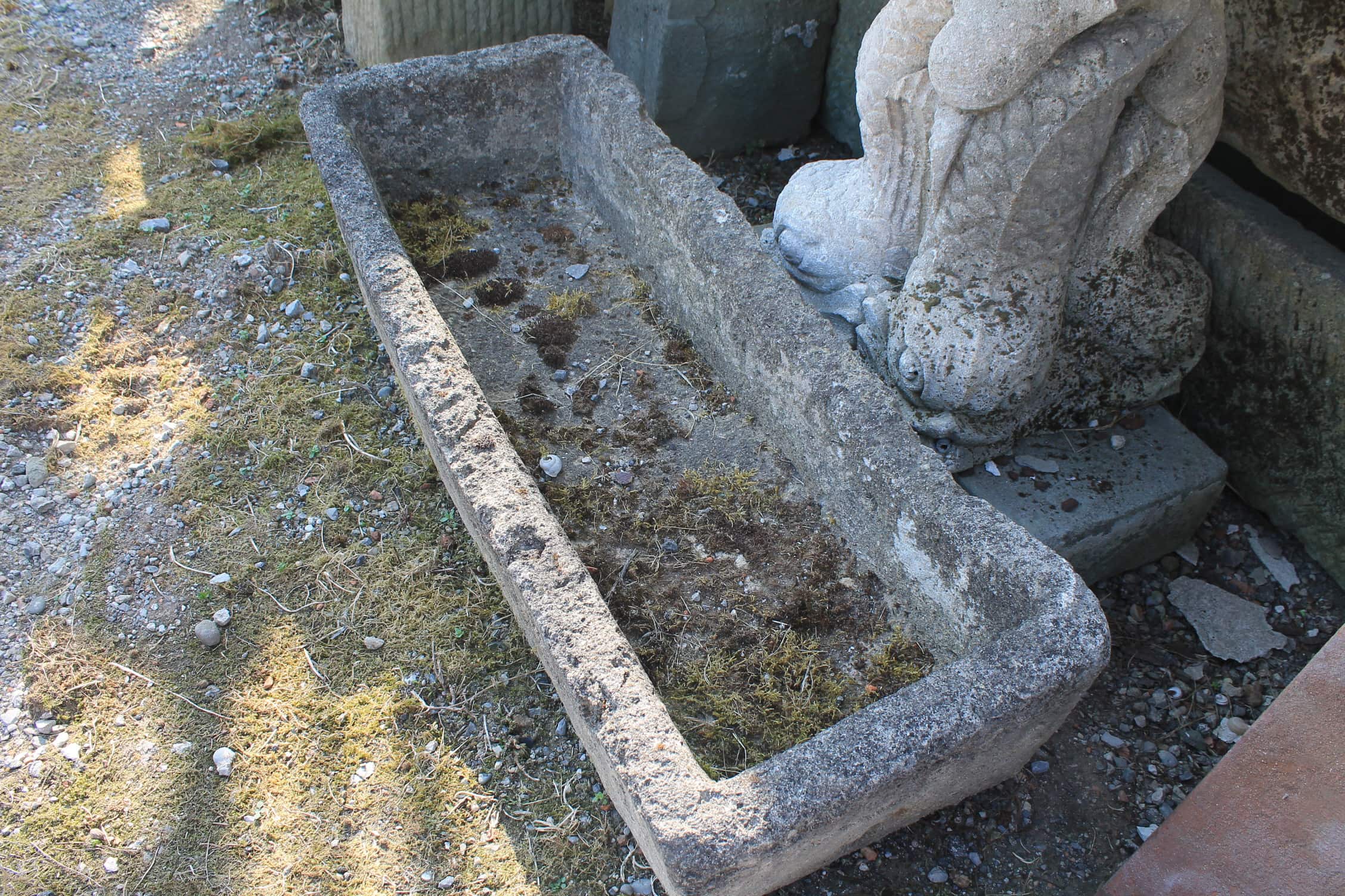 Dettaglio grande vasca in pietra semplice 