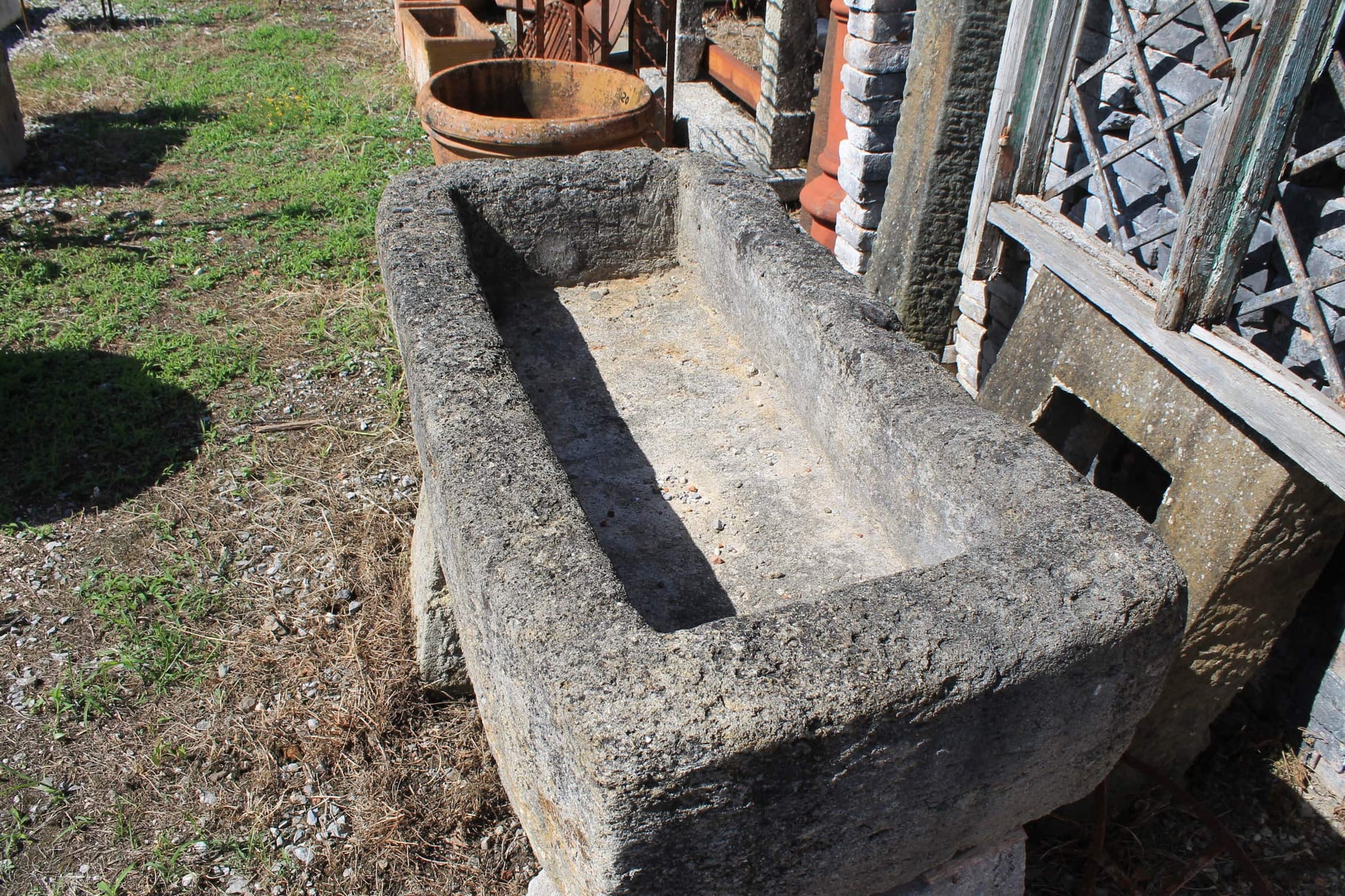 Dettaglio grande vasca in pietra