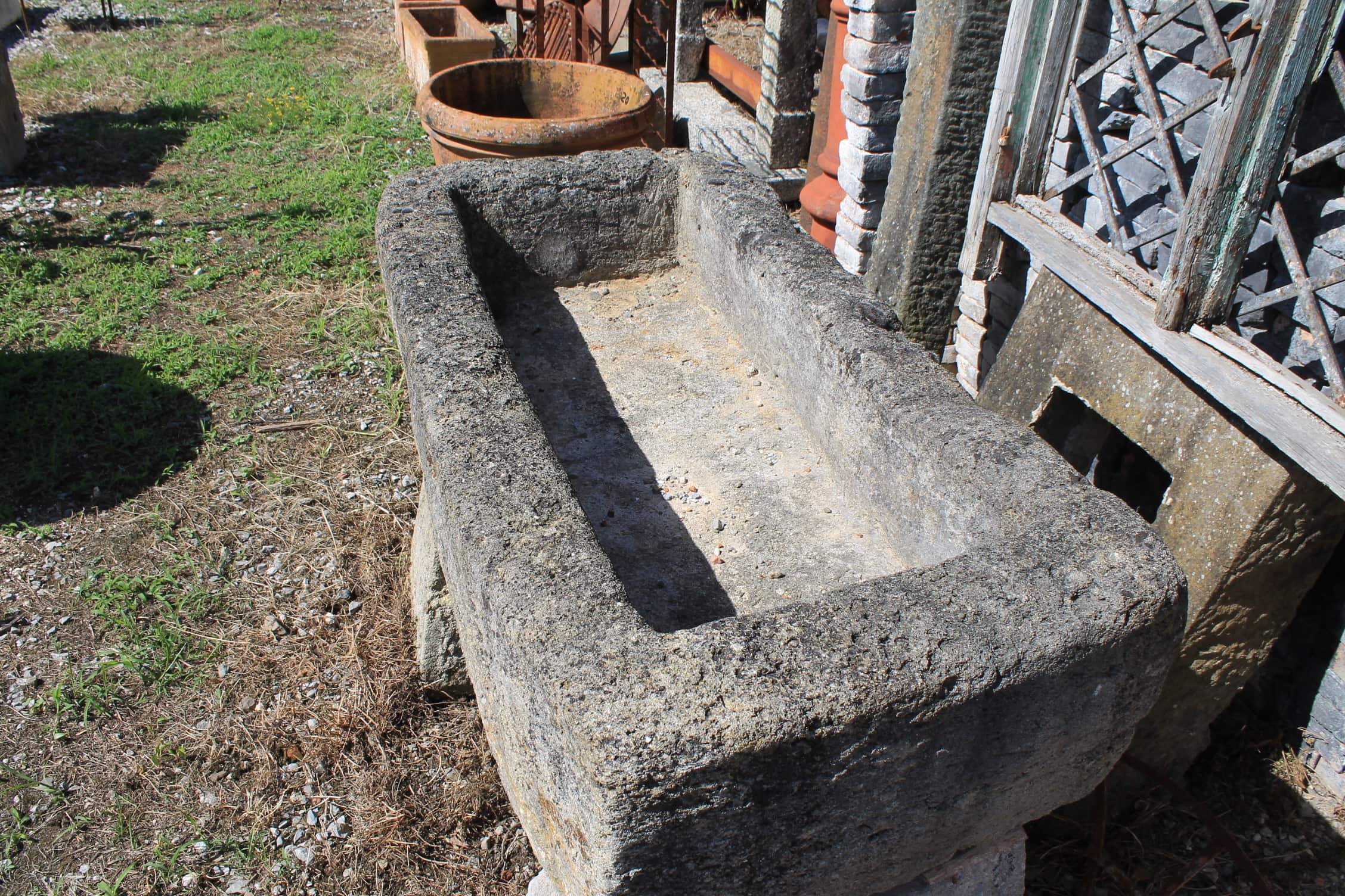 Dettaglio grande vasca in pietra