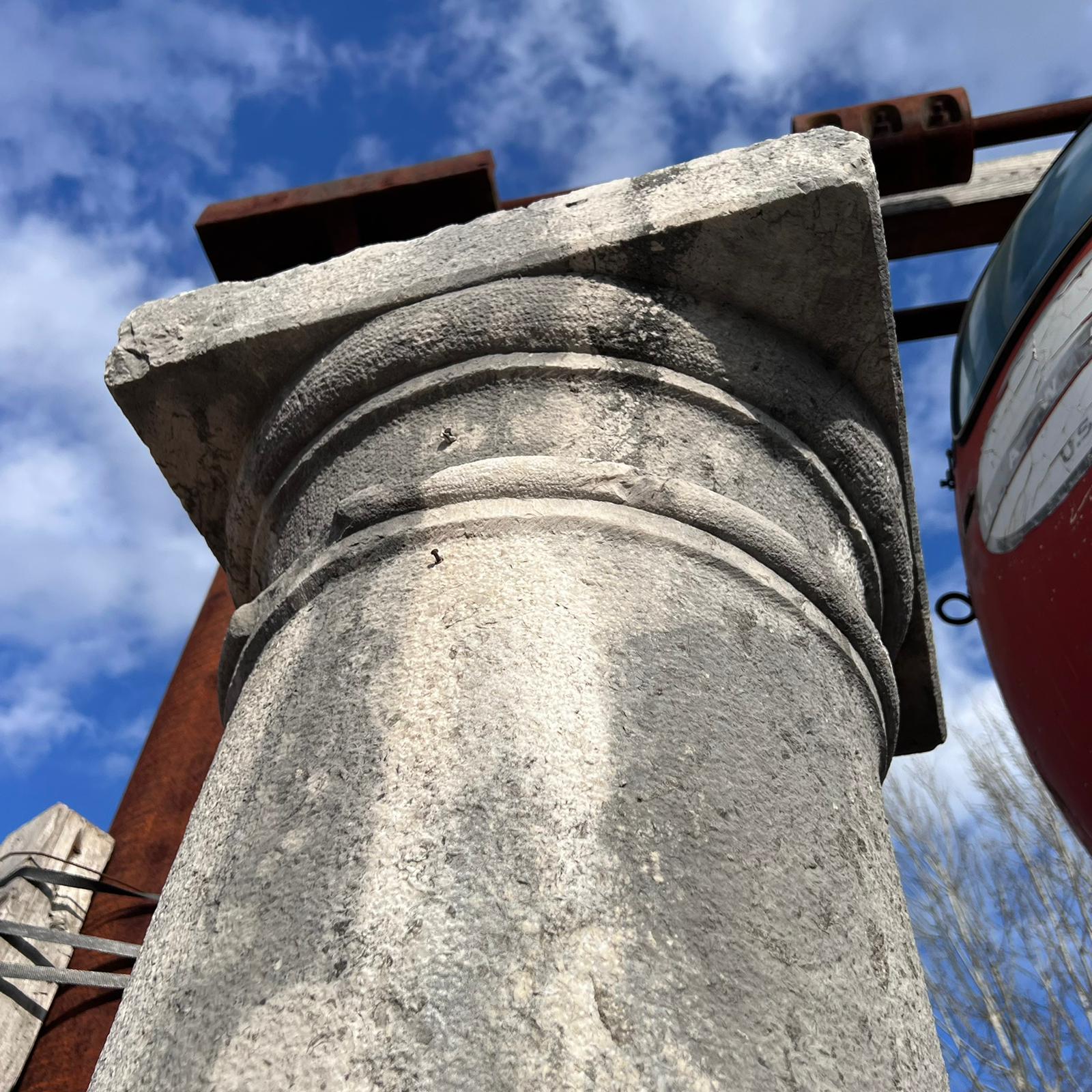Dettaglio grandi colonne in pietra 