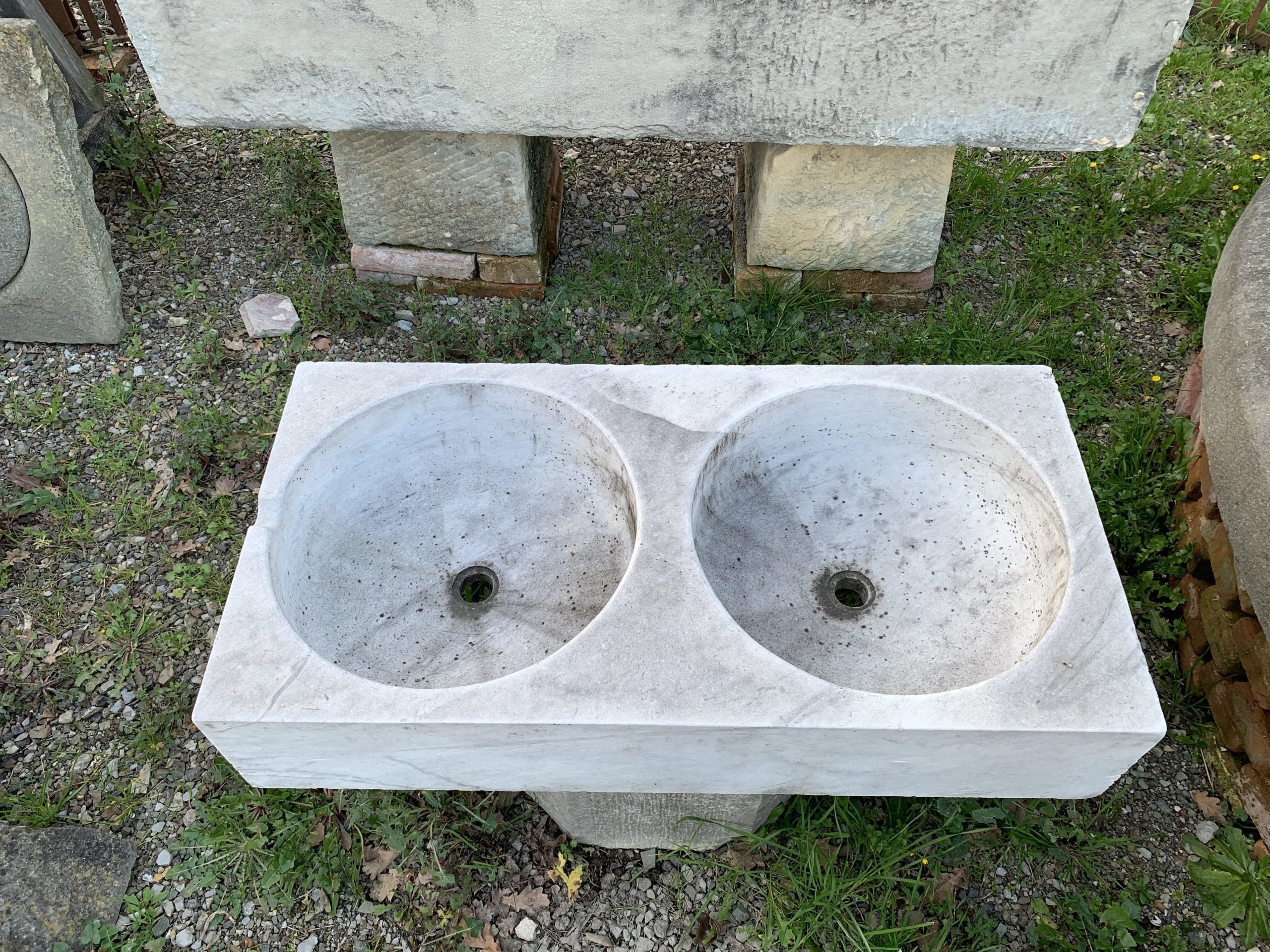 Dettaglio lavandino di marmo antico 