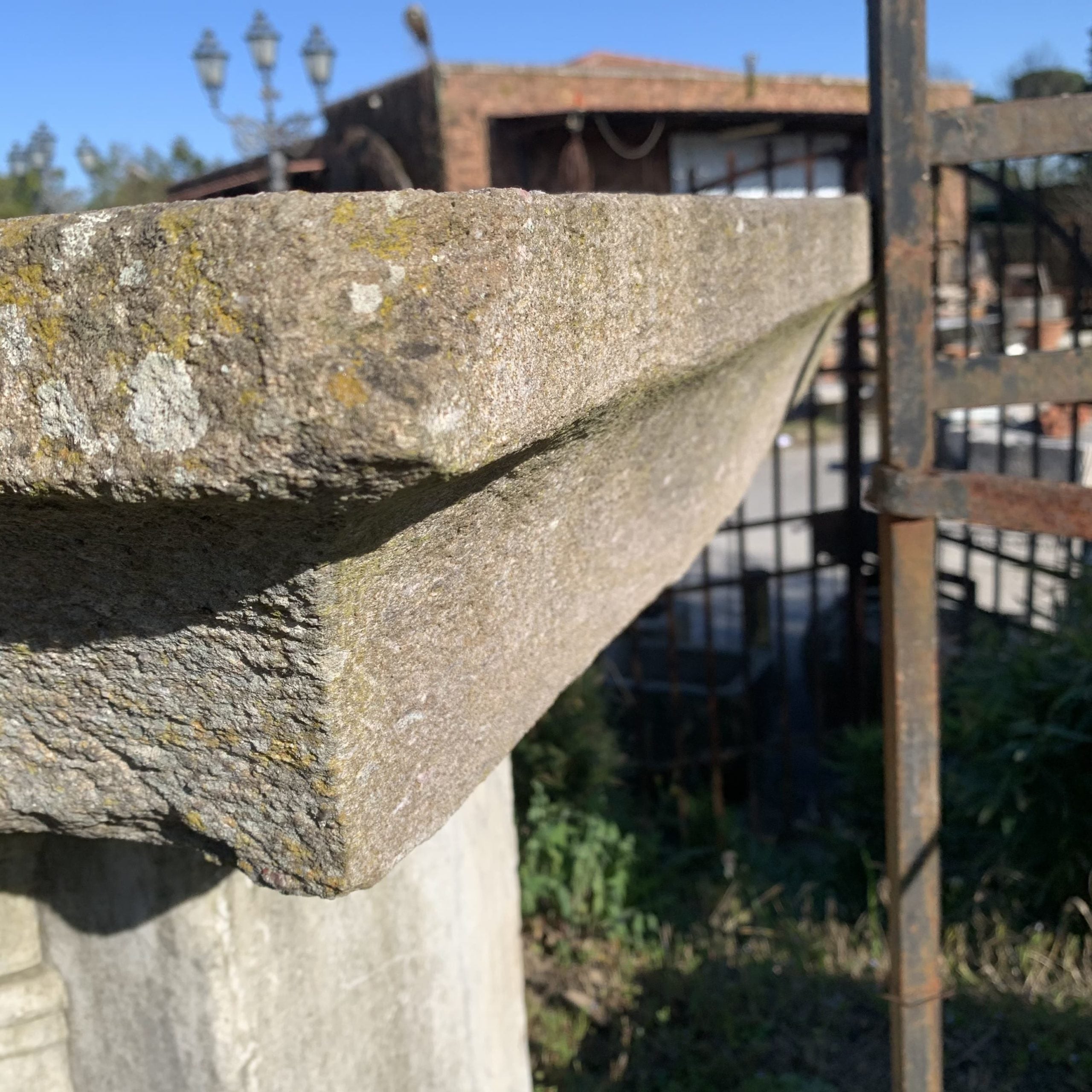 Dettaglio lavandino di pietra piccolo