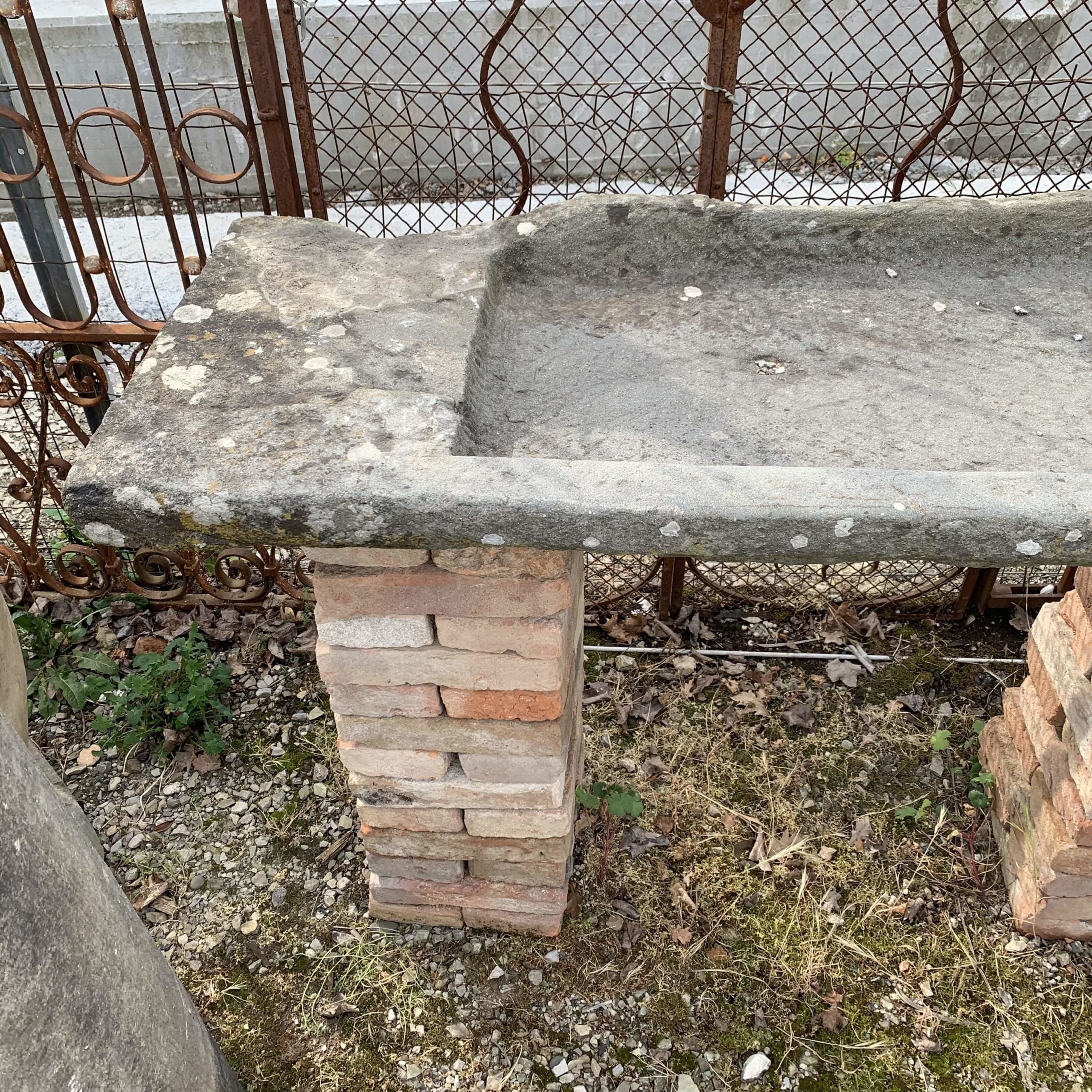 Dettaglio lavandino in pietra grande 