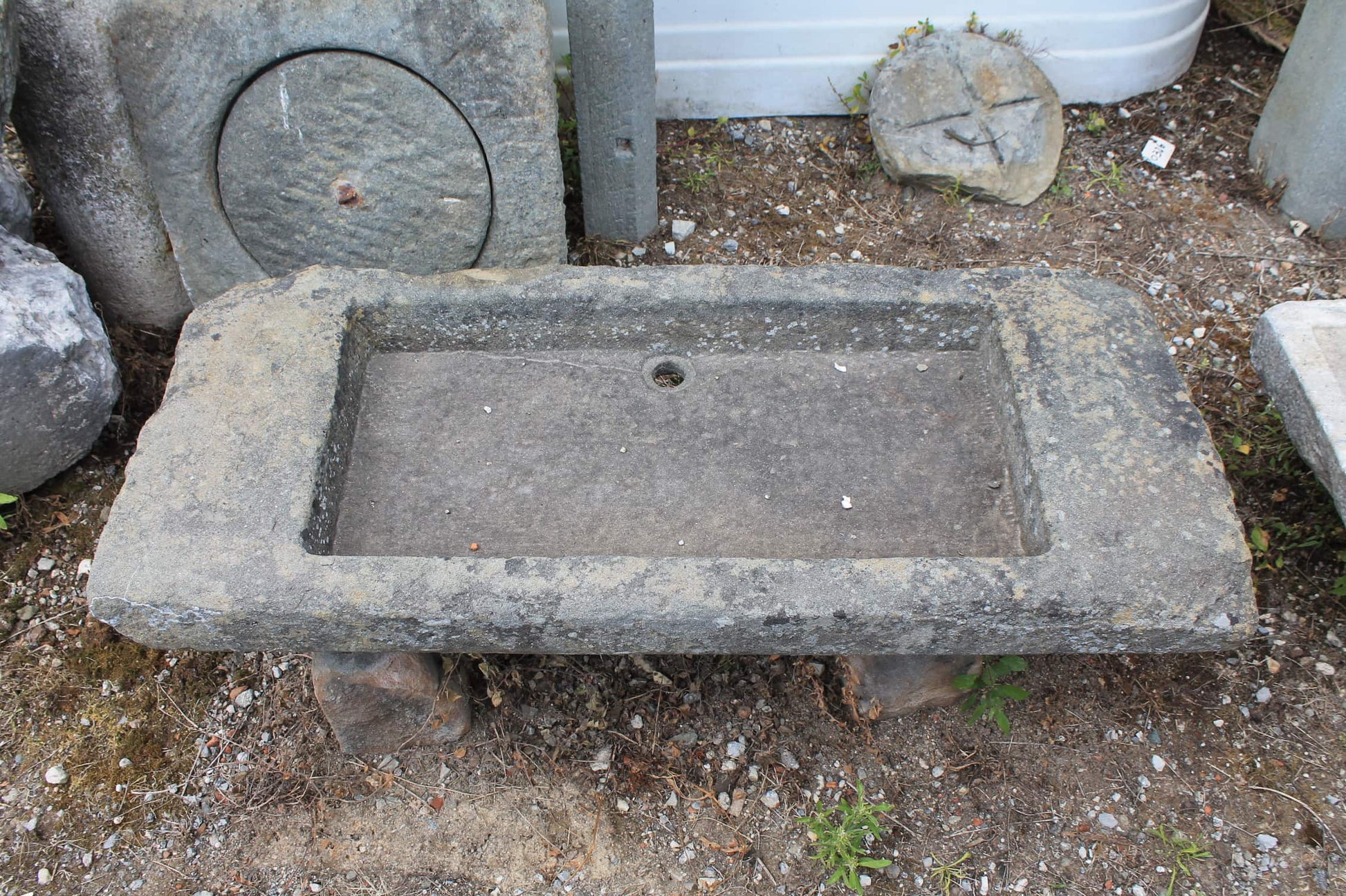 Dettaglio lavandino in pietra rustico 