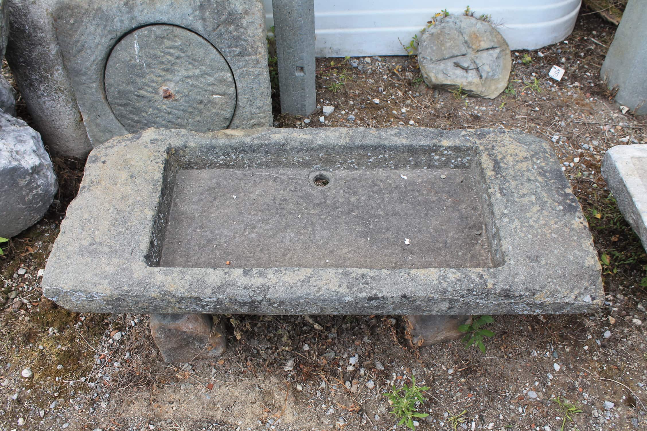 Dettaglio lavandino in pietra rustico 