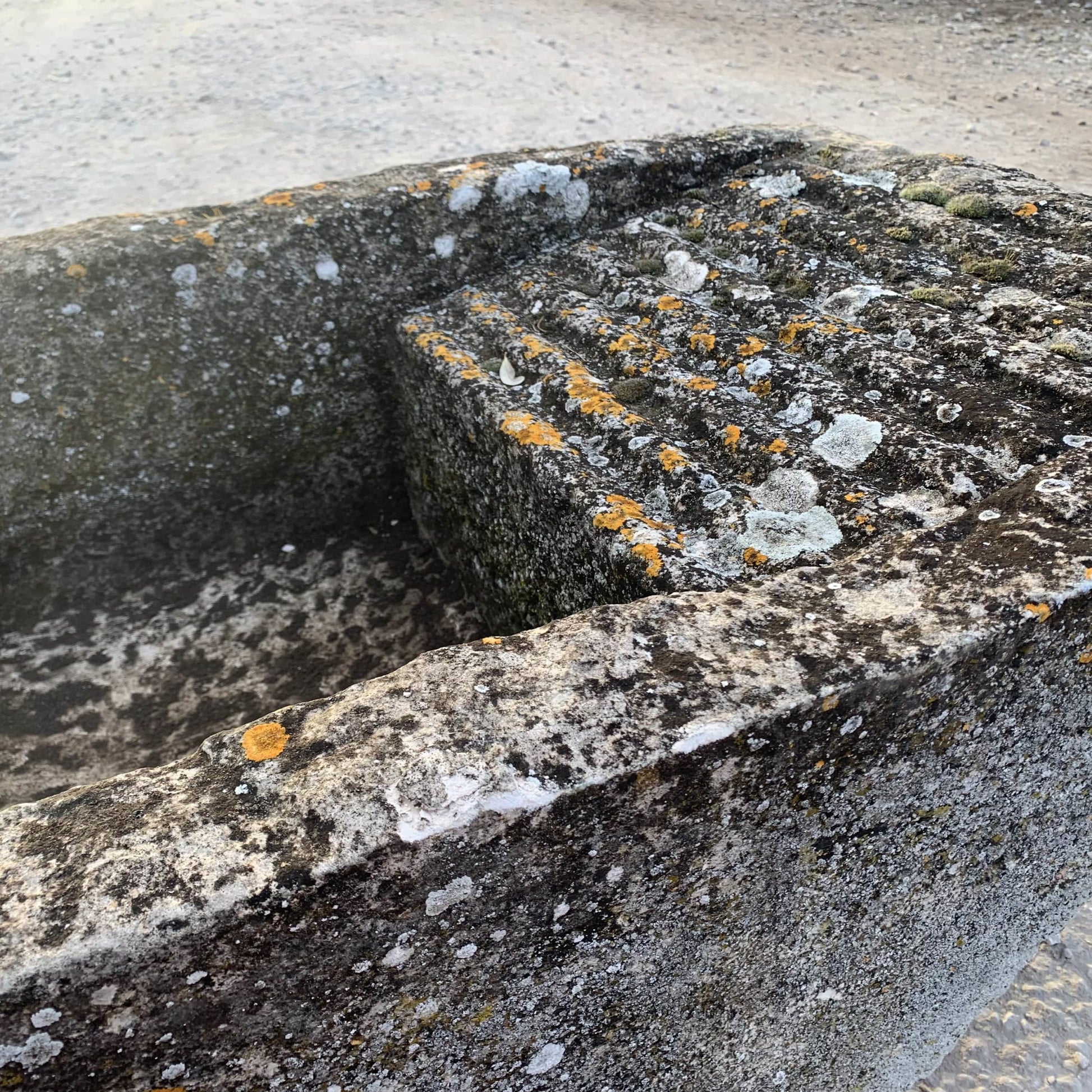 Dettaglio lavatoio di pietra 
