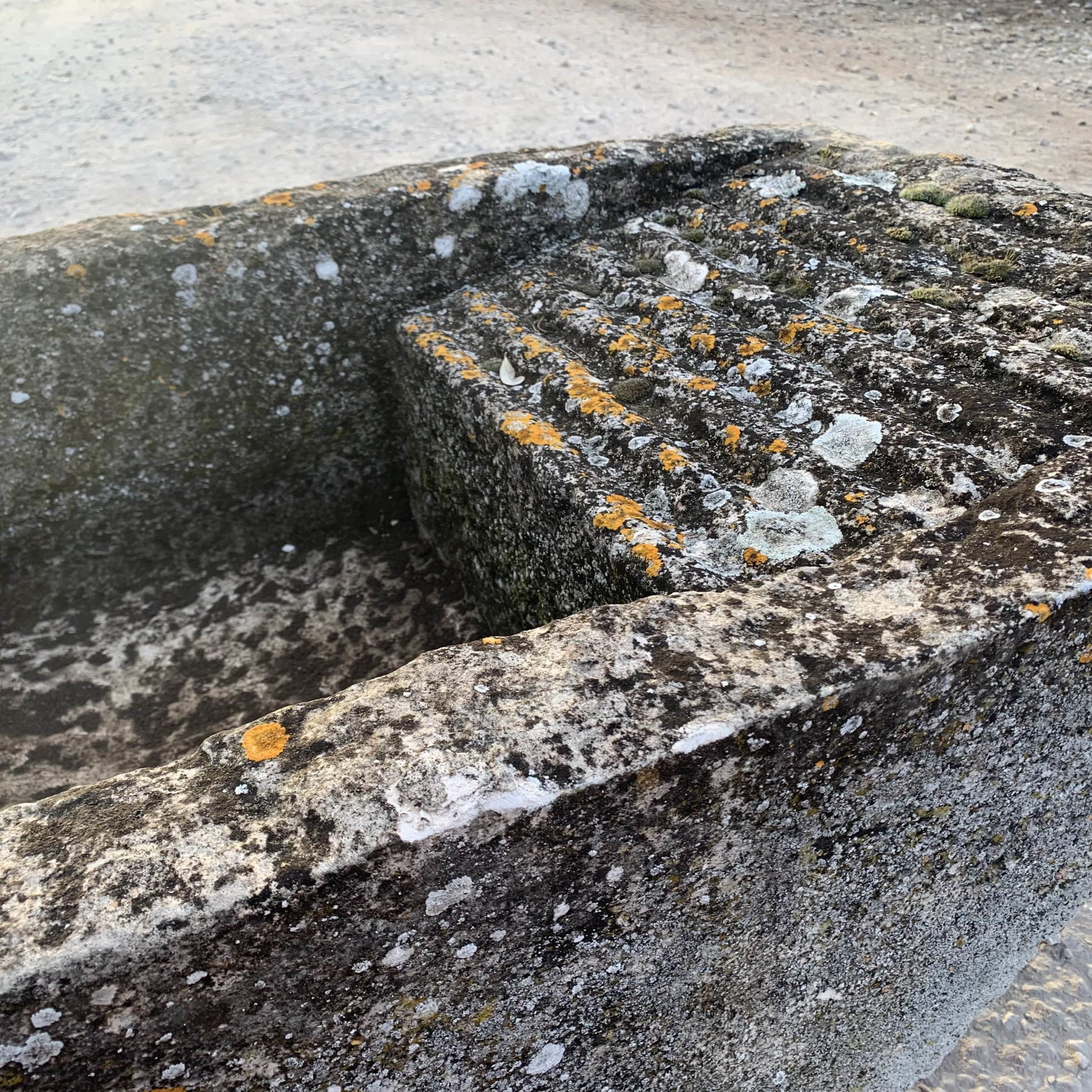 Dettaglio lavatoio di pietra 