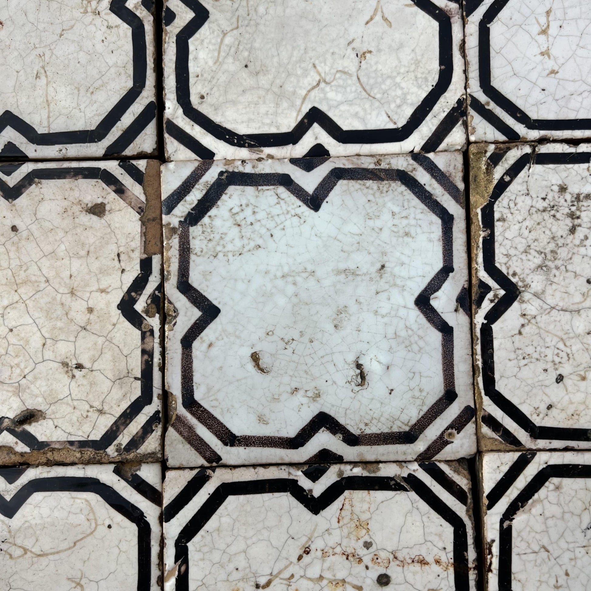 Dettaglio maioliche bianche e nere 