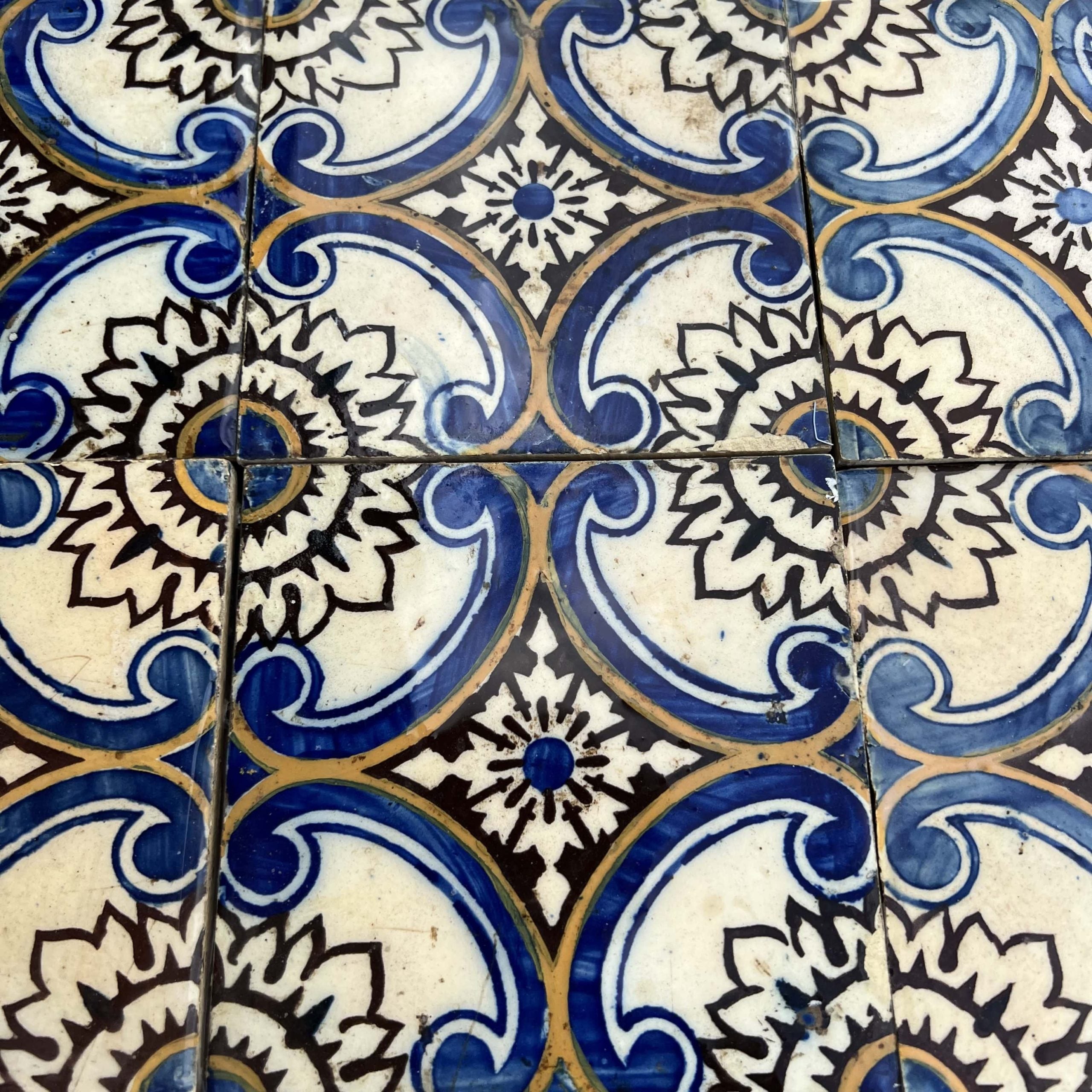Dettaglio maioliche blu e bianche 