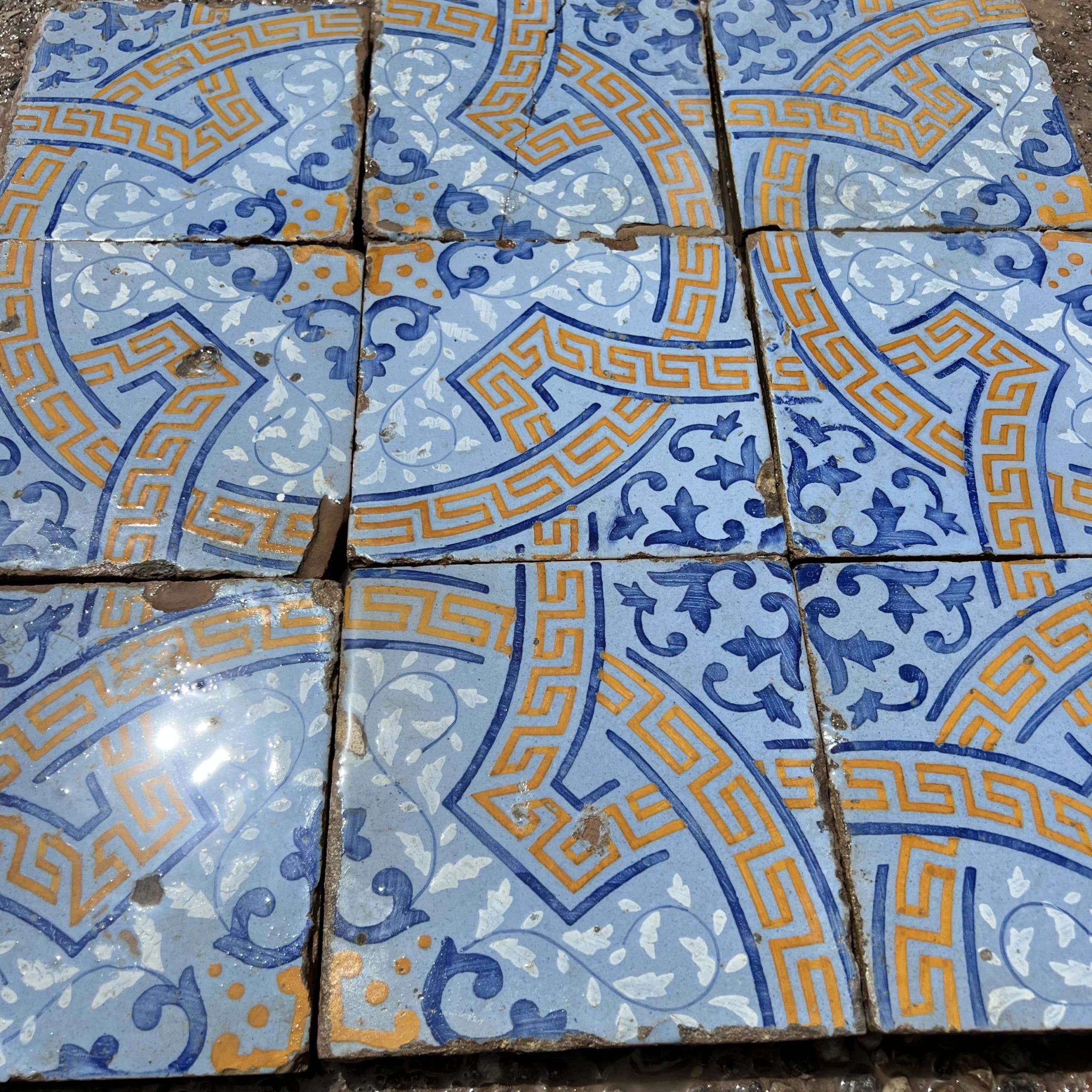 Dettaglio maioliche blu e arancioni 