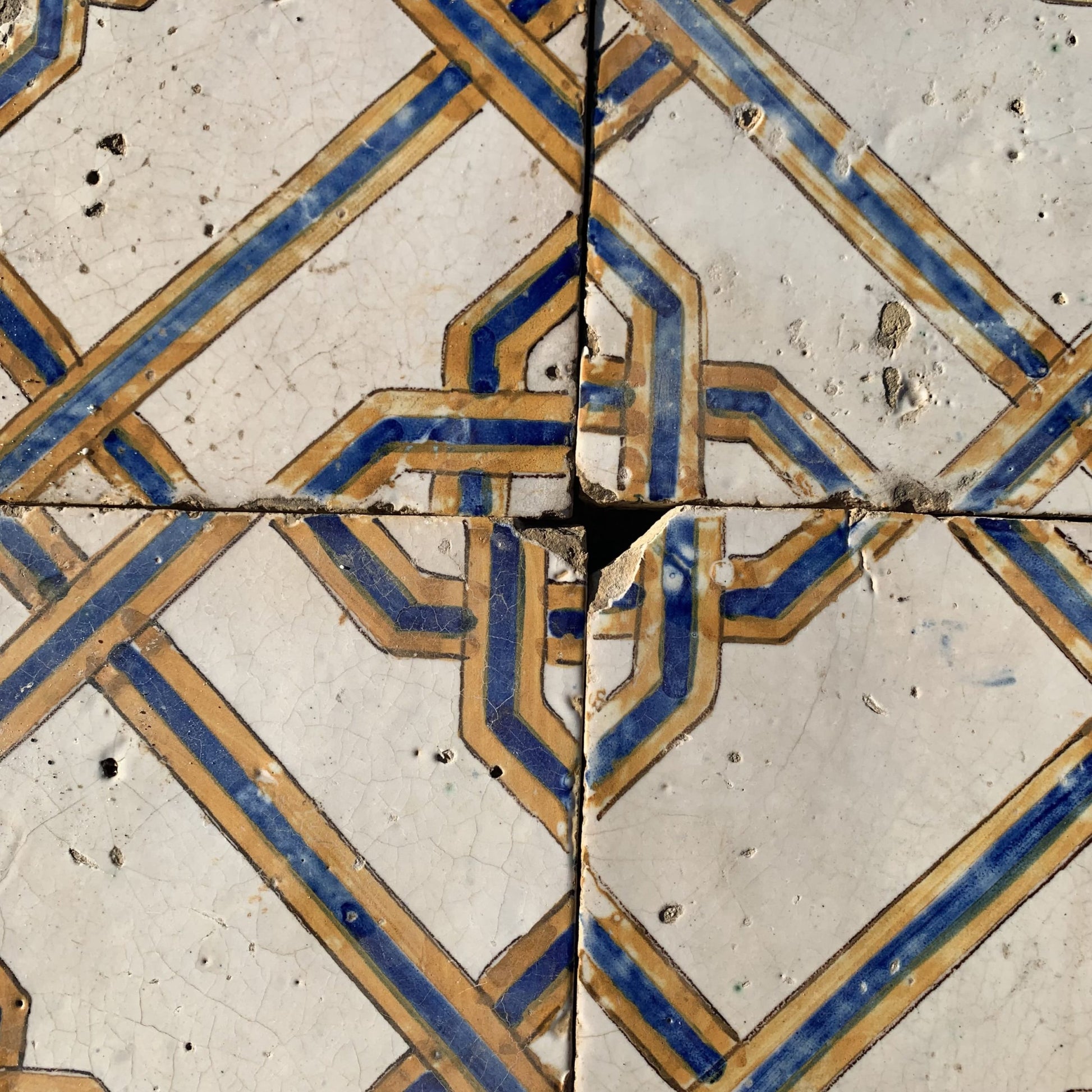 Dettaglio maioliche con intrecci 