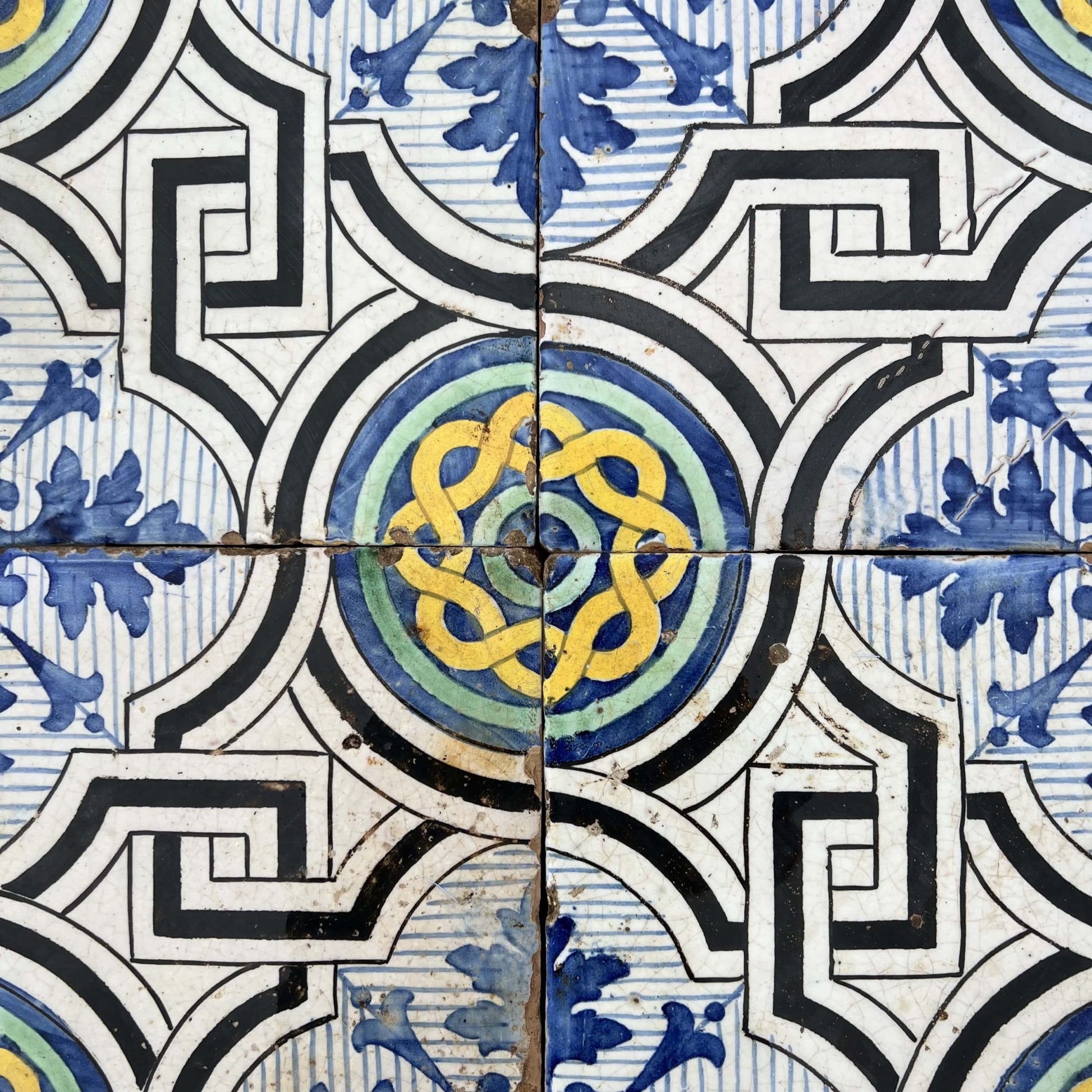 Dettaglio maioliche gialle e blu 