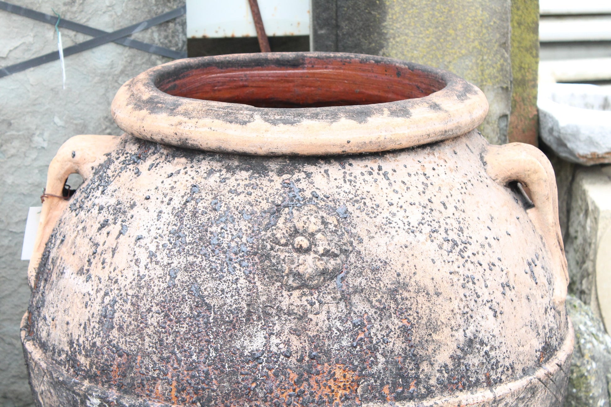 Dettaglio orcio antico di terracotta 