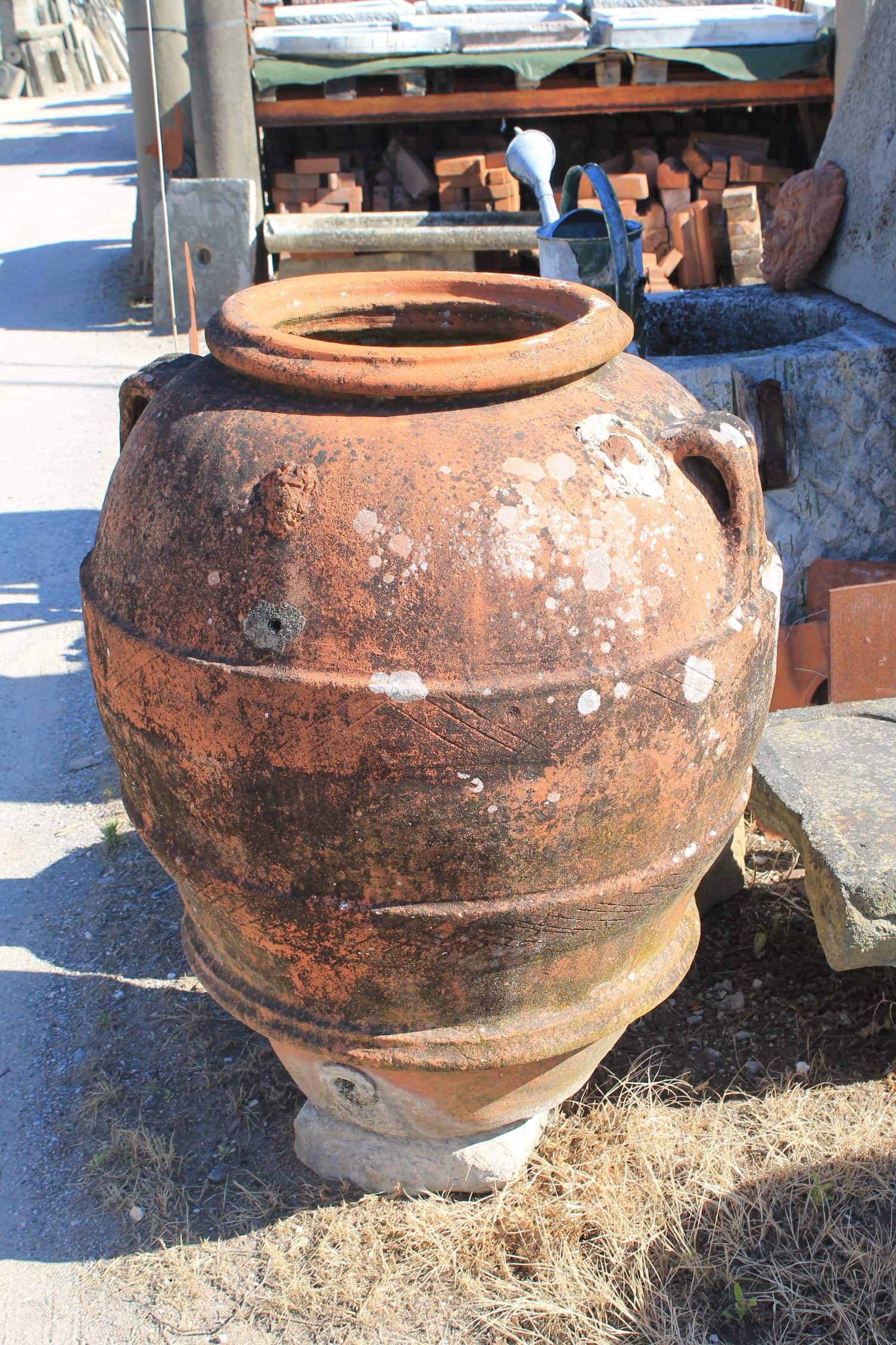 Dettaglio orcio vecchio terracotta 