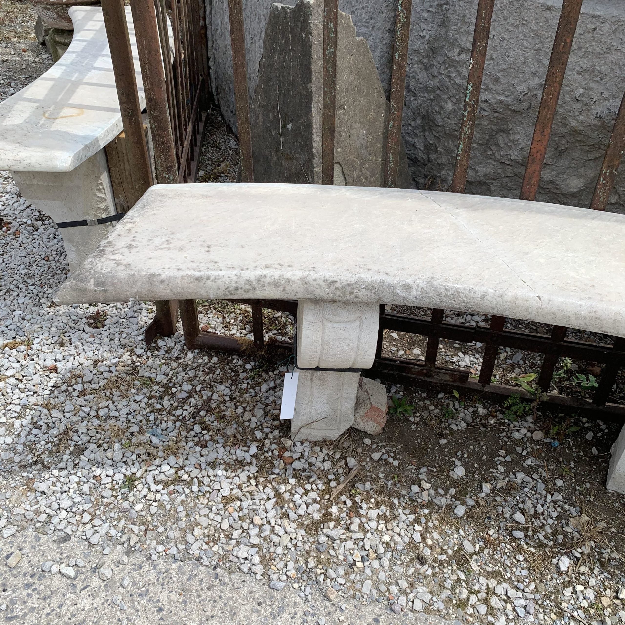 Dettaglio panchine in pietra 