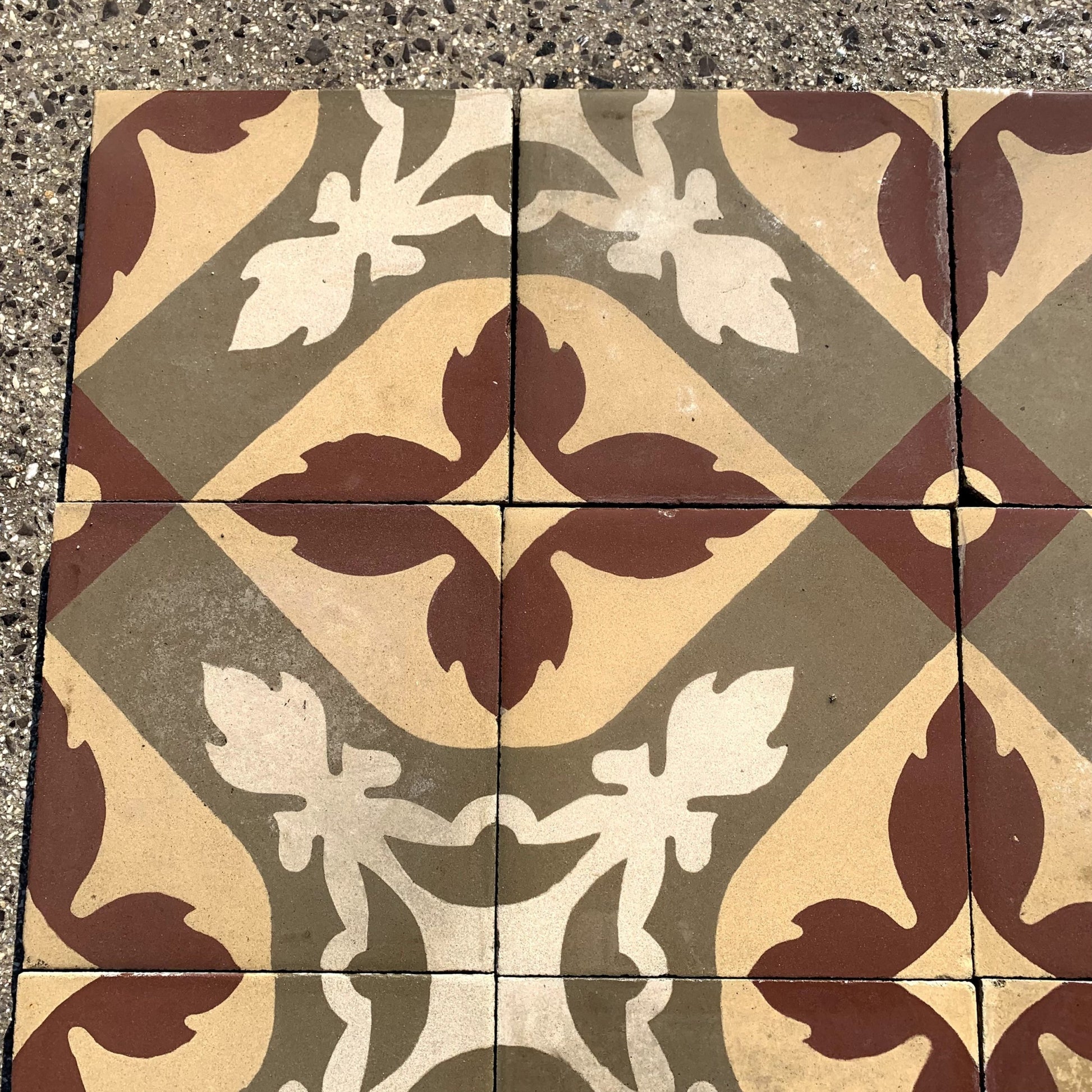 Dettaglio pavimento con fiori 