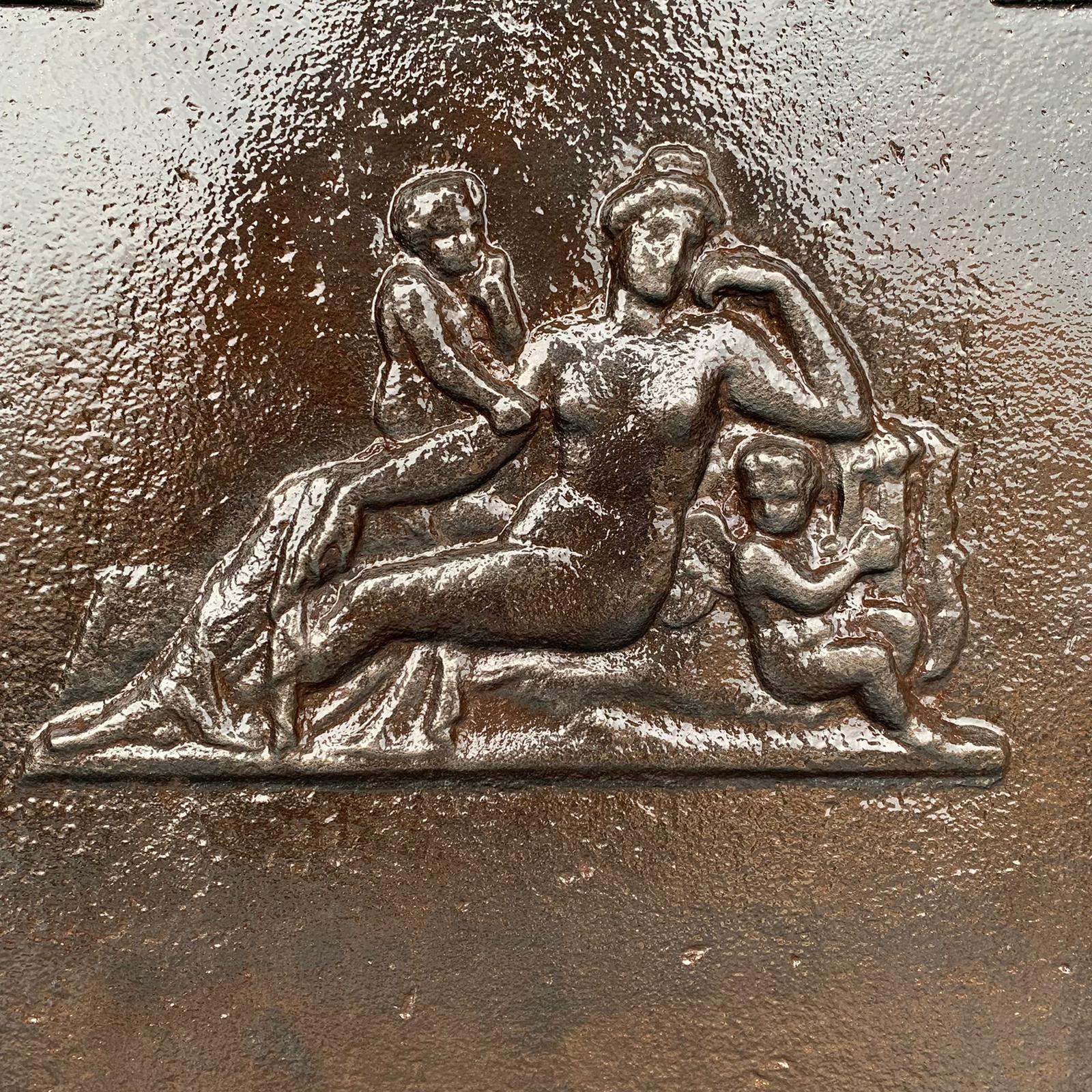 Dettaglio piastra da camino centrale 