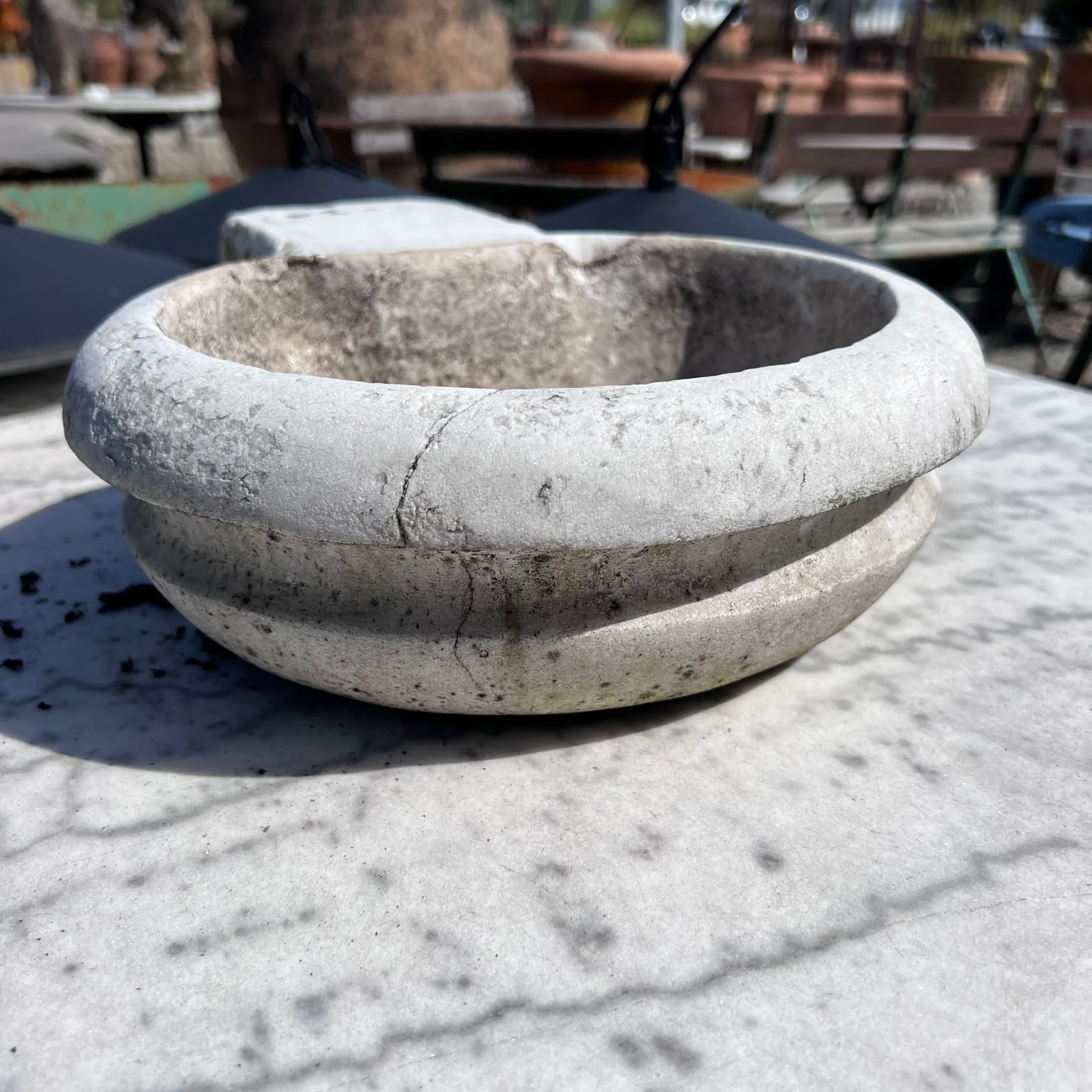 Dettaglio piccola acquasantiera in marmo