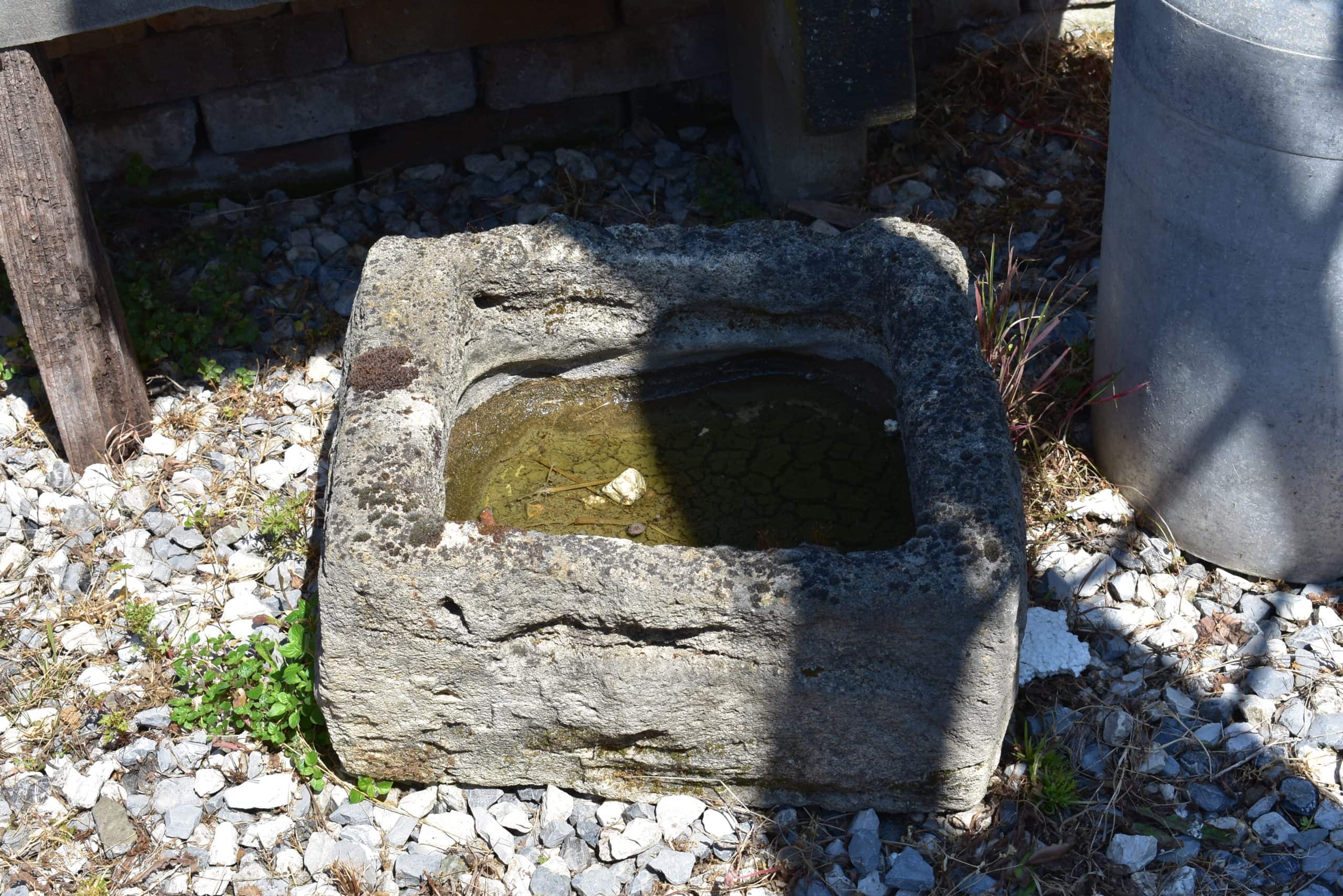 Dettaglio piccola vaschetta in pietra 