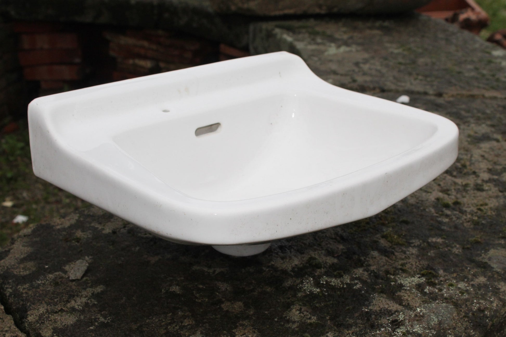Dettaglio piccolo lavandino in ceramica semplice 