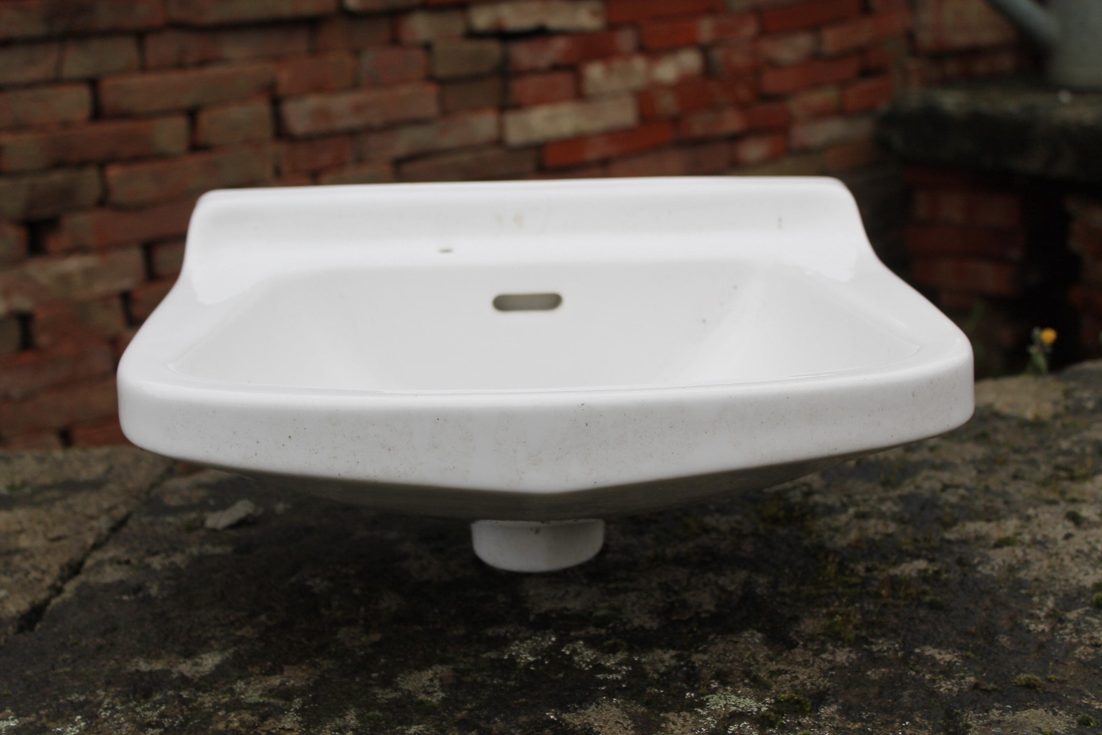 Dettaglio piccolo lavandino in ceramica